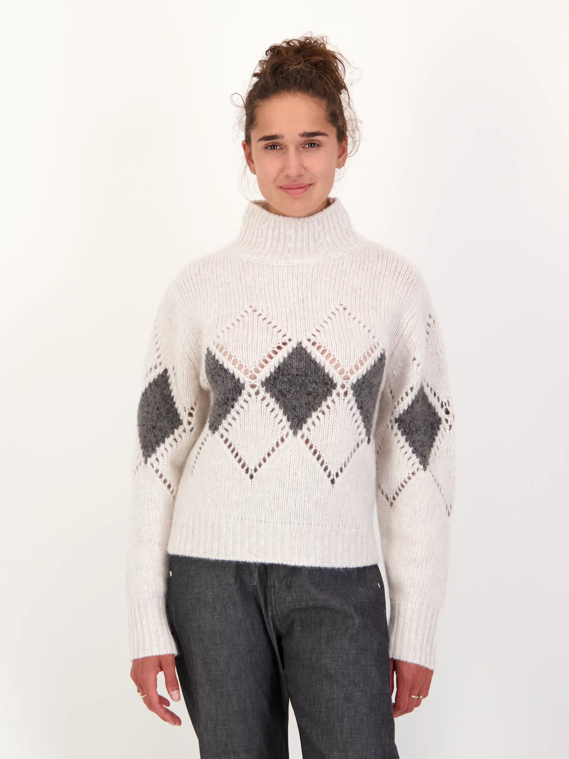 Gemusterter Pullover aus Kaschmir langarm - Artikel Vorderseite getragen von einem Modell - Farbe: Creme