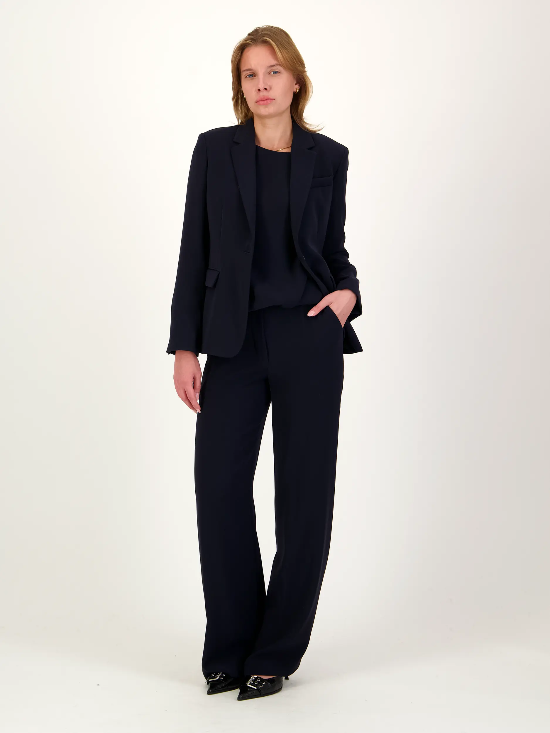 Hose - Artikel Teil eines Outfits getragen von einem Modell - Farbe: Blau