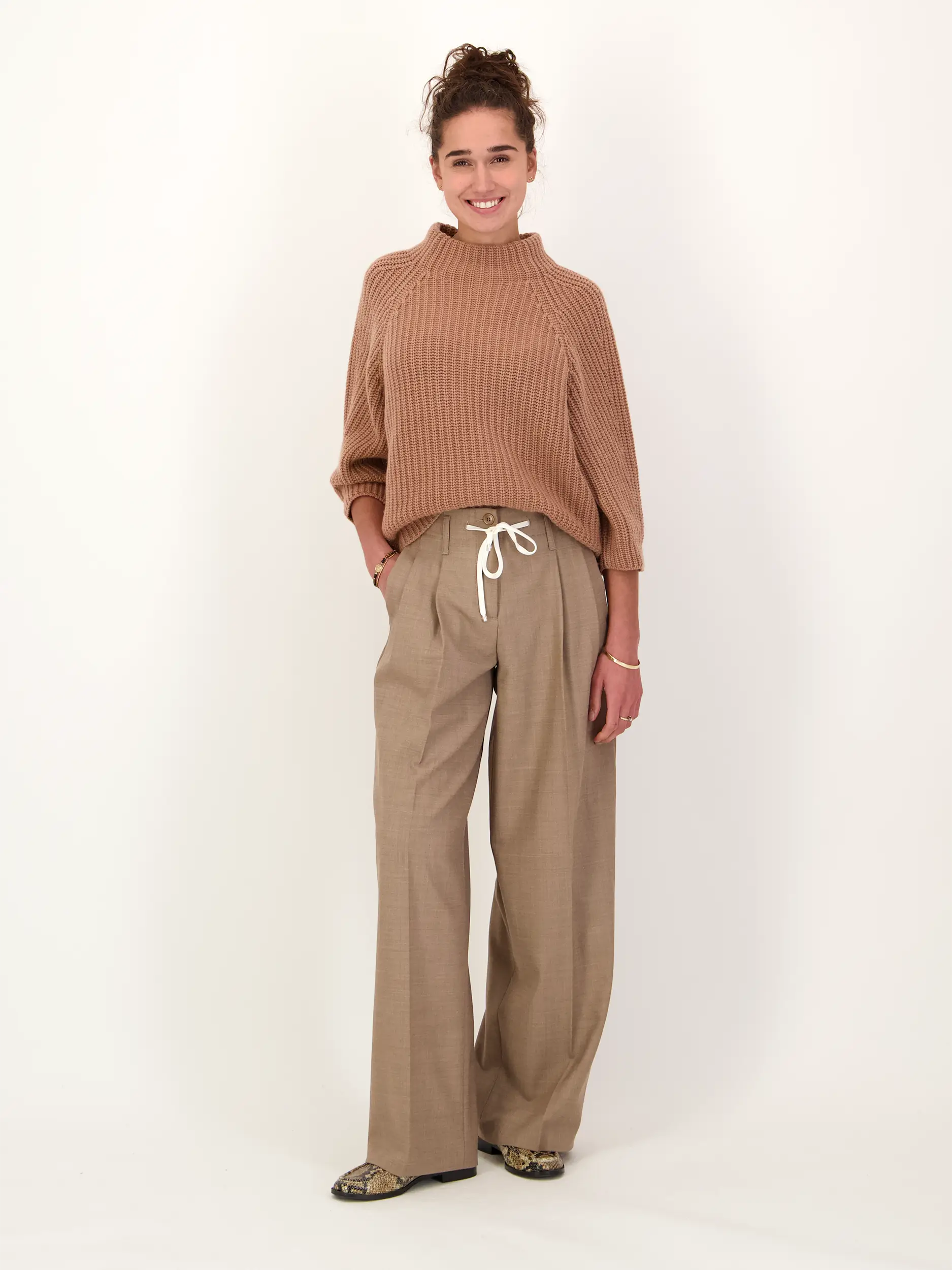 Pullover 'Fallou' aus Kaschmir langarm - Artikel Teil eines Outfits getragen von einem Modell - Farbe: Rot