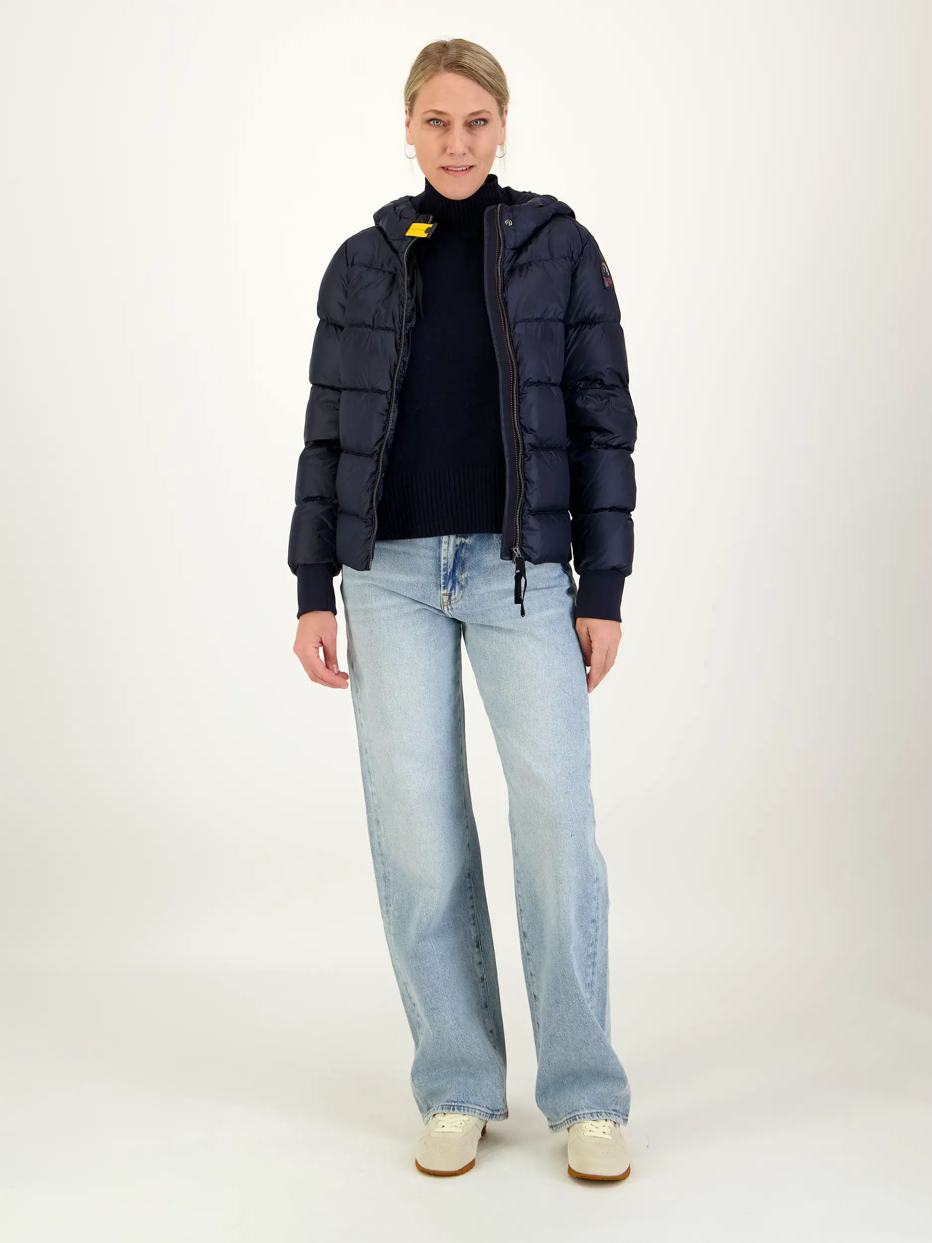 Oversized Pullover aus Woll-Mix langarm - Artikel Teil eines Outfits getragen von einem Modell