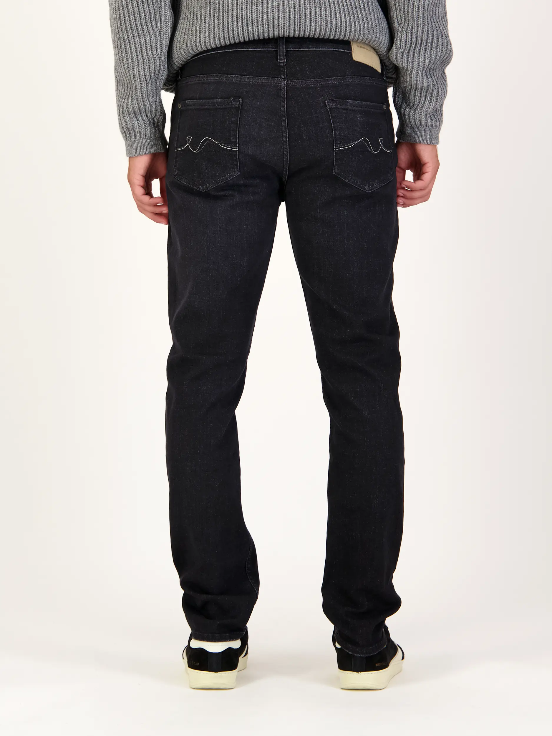 Mid Rise Slim Fit Jeans - Artikel Rückseite getragen von einem Modell - Farbe: Schwarz