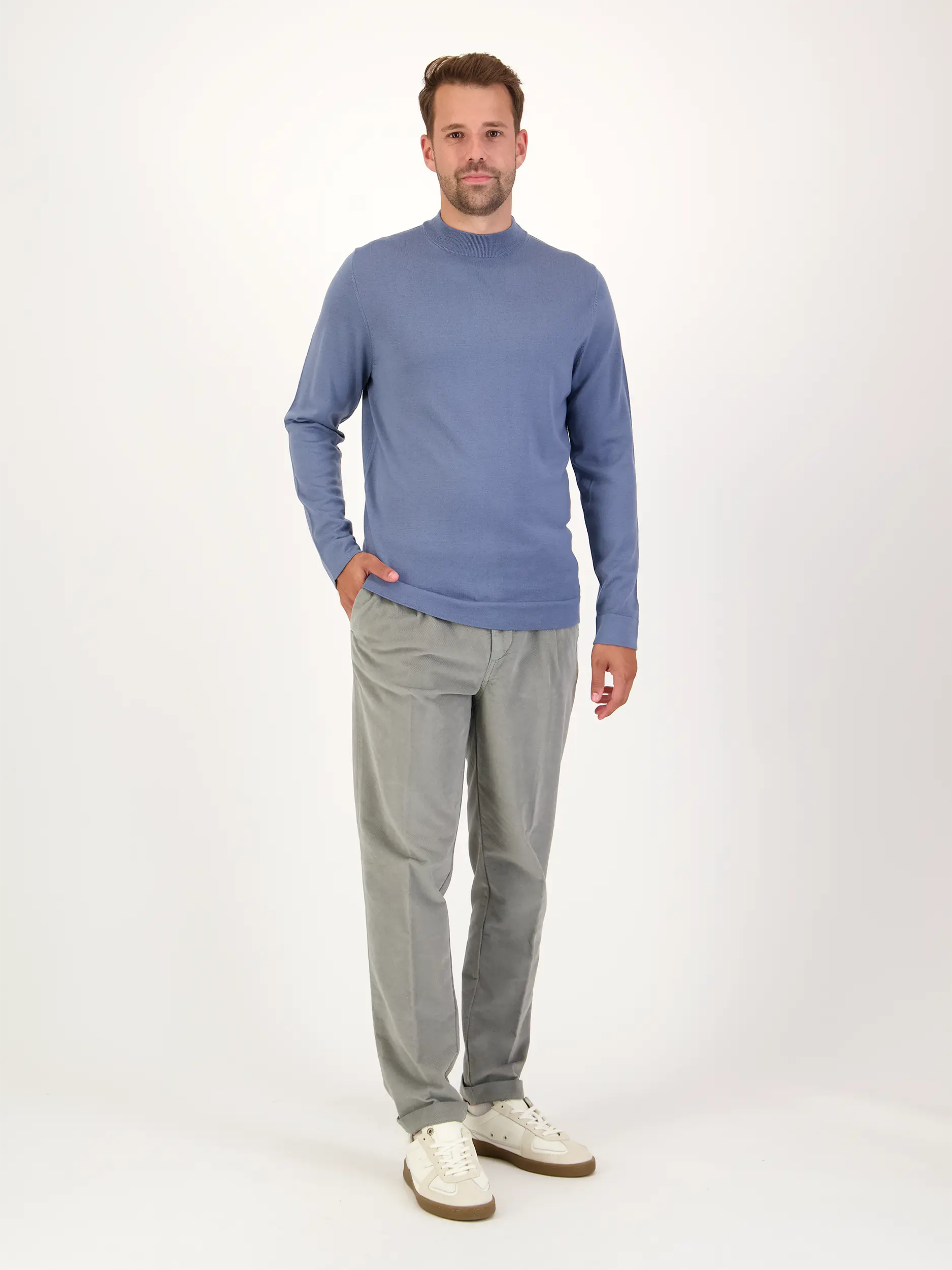 Hose 'Joec' - Artikel Teil eines Outfits getragen von einem Modell - Farbe: Grau