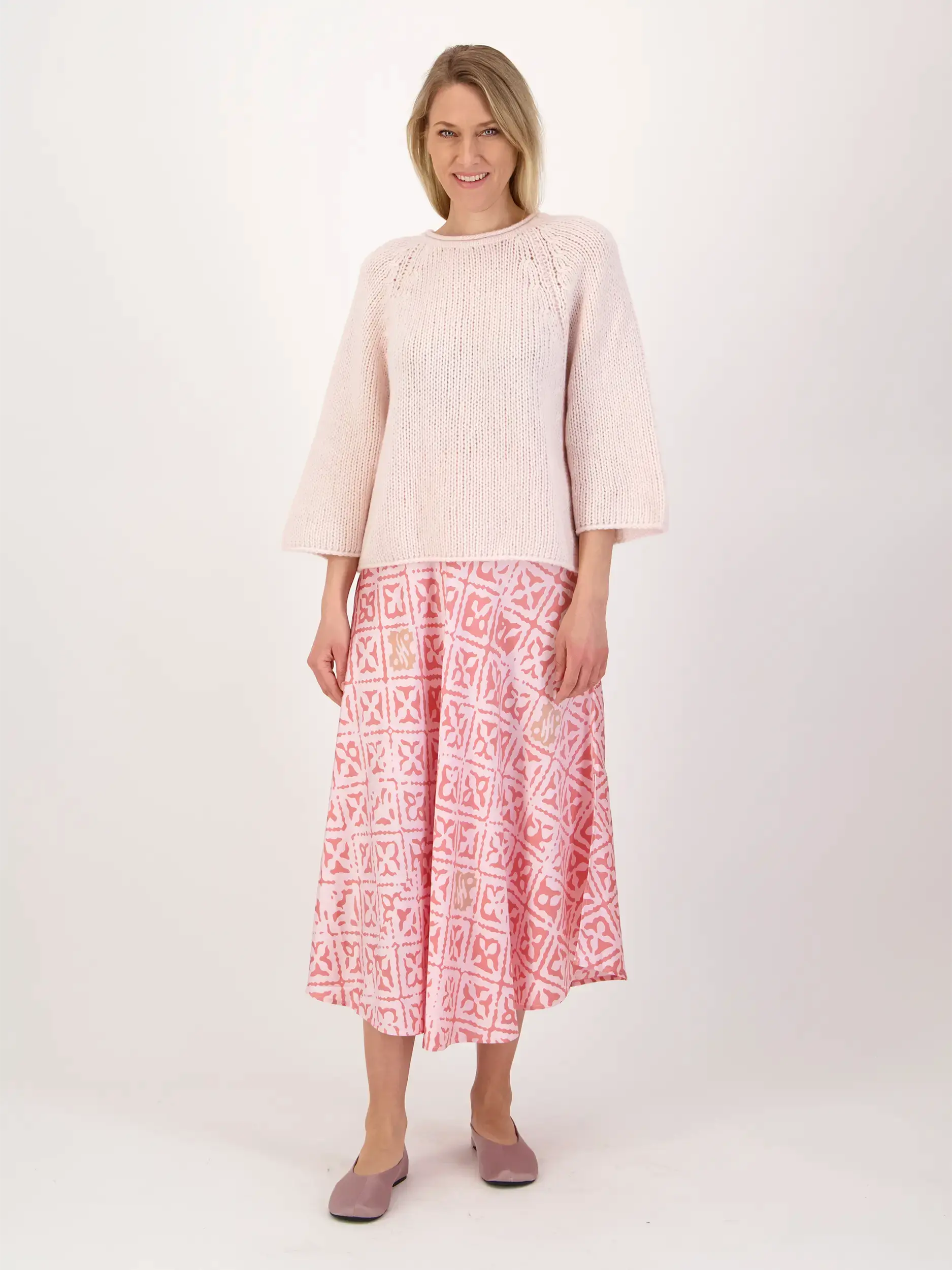 Pullover - Artikel Teil eines Outfits getragen von einem Modell - Farbe: Rosa&Pink