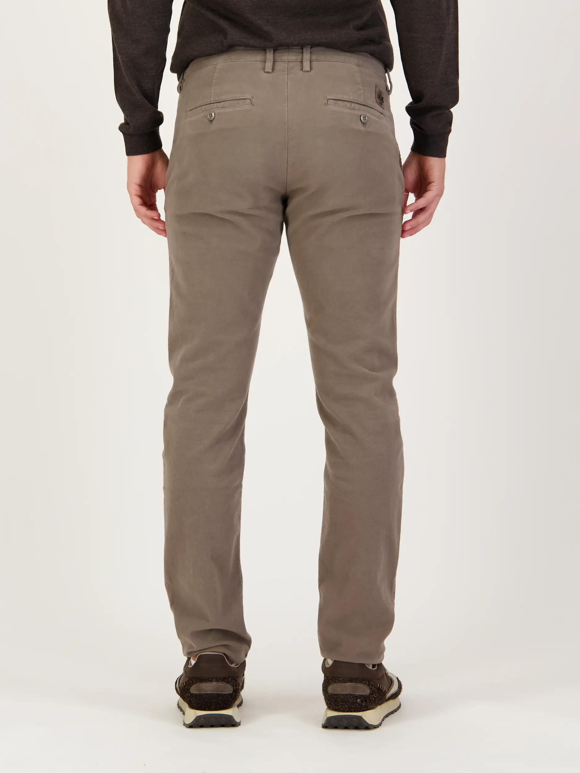 Chino 'Bobby' - Artikel Rückseite getragen von einem Modell - Farbe: Braun