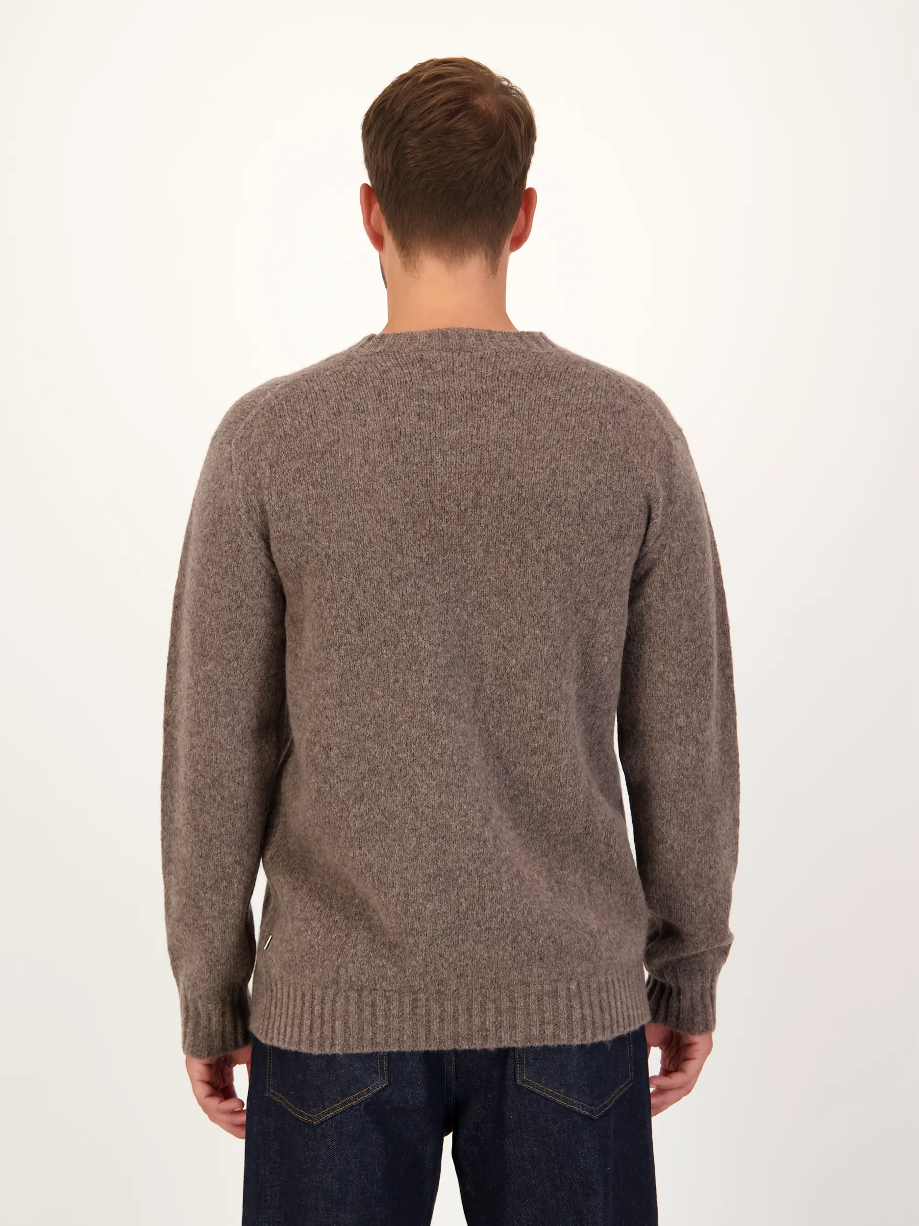 Pullover 'Lee' aus Merinowoll-Mix langarm - Artikel Rückseite getragen von einem Modell - Farbe: Braun