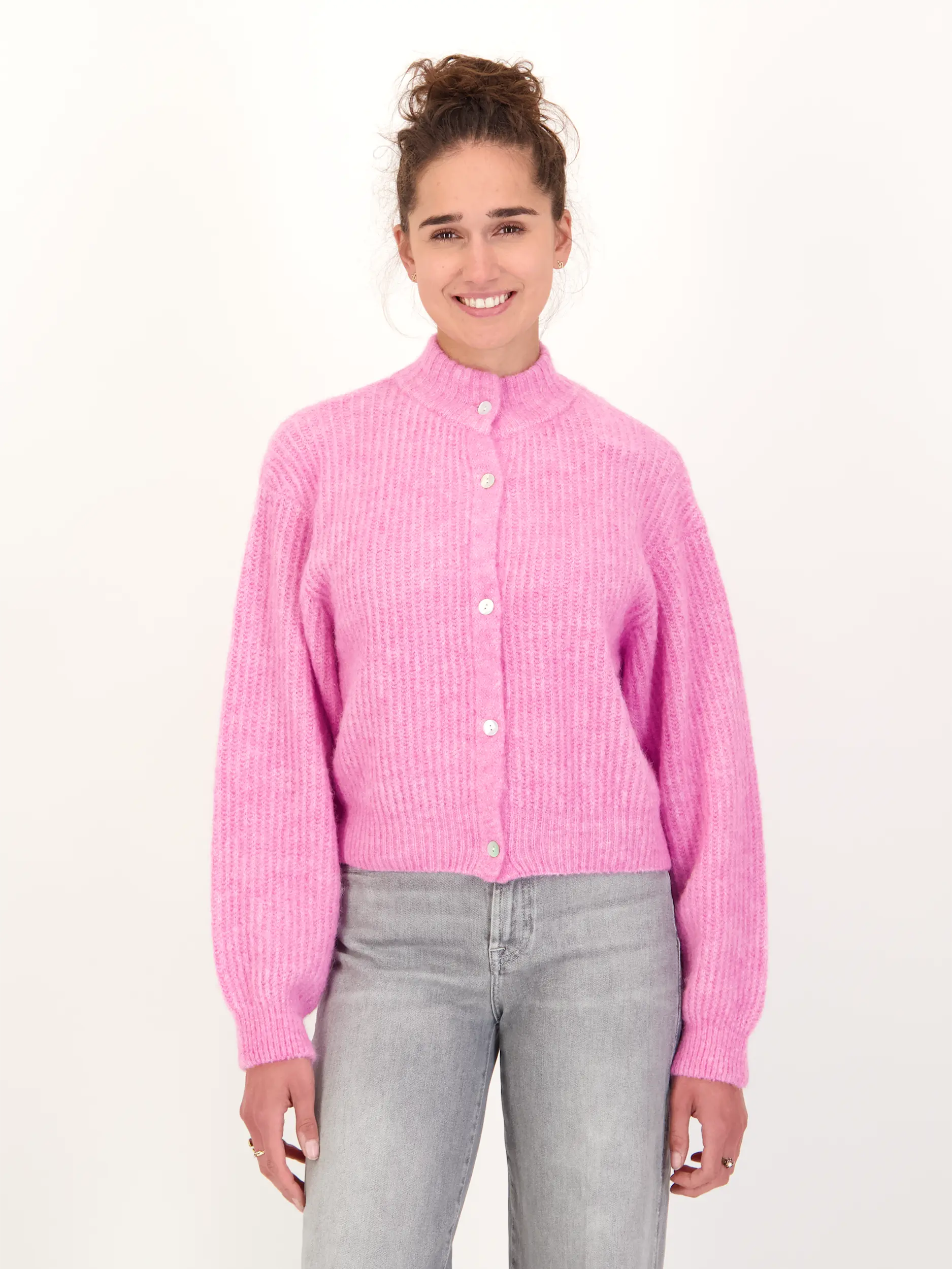 Strickjacke 'East' aus Woll-Mix langarm - Artikel Vorderseite getragen von einem Modell - Farbe: Rosa&Pink