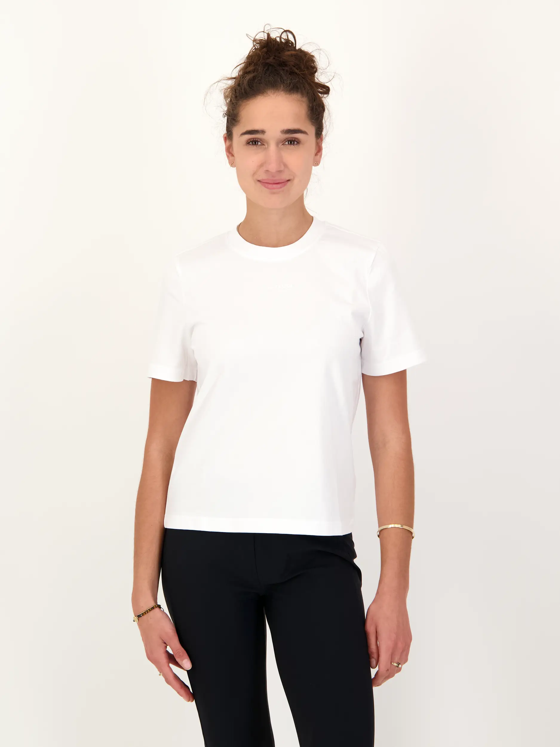 T-Shirt 'Jady' mit Logo - Artikel Vorderseite getragen von einem Modell - Farbe: Creme