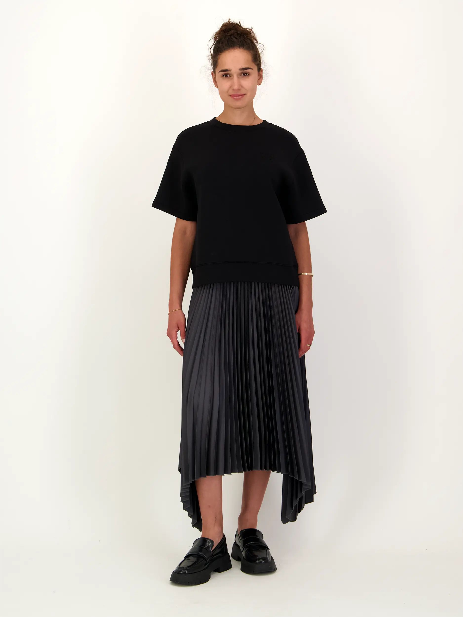T-Shirt 'Jadon' - Artikel Teil eines Outfits getragen von einem Modell - Farbe: Schwarz