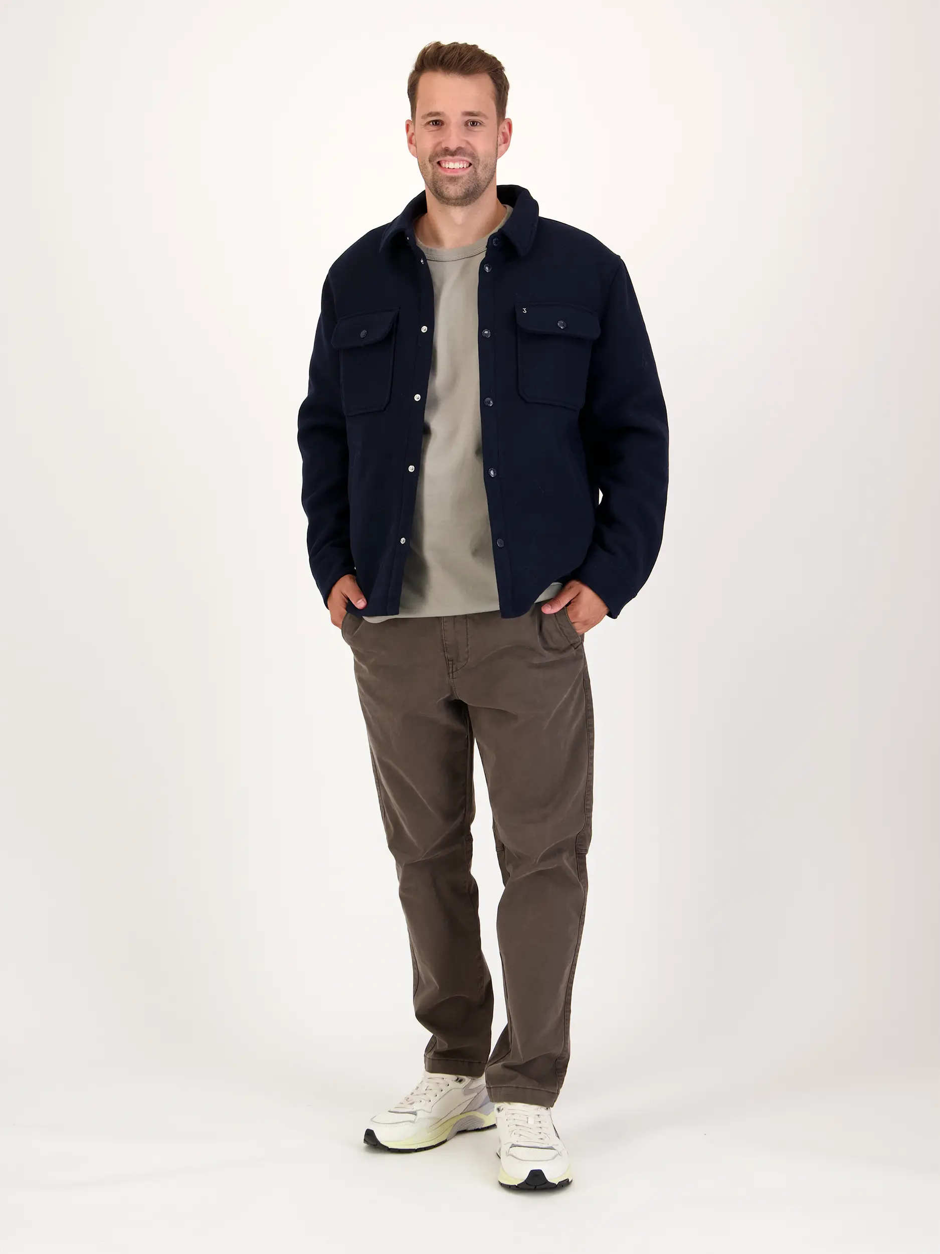 Overshirt mit Kentkragen langarm - Artikel Teil eines Outfits getragen von einem Modell - Farbe: Blau