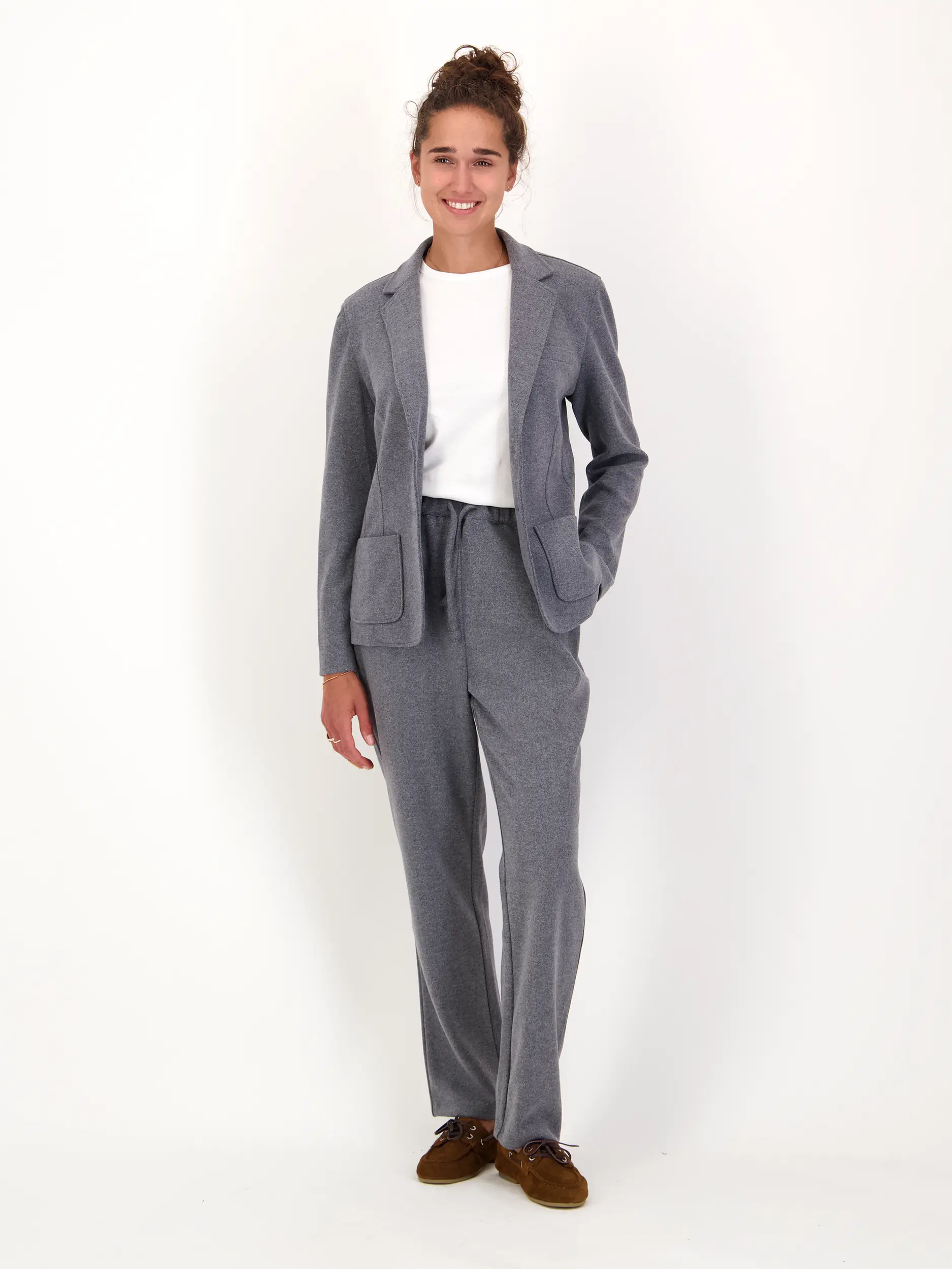 Hose 'Daisi' - Artikel Teil eines Outfits getragen von einem Modell - Farbe: Grau