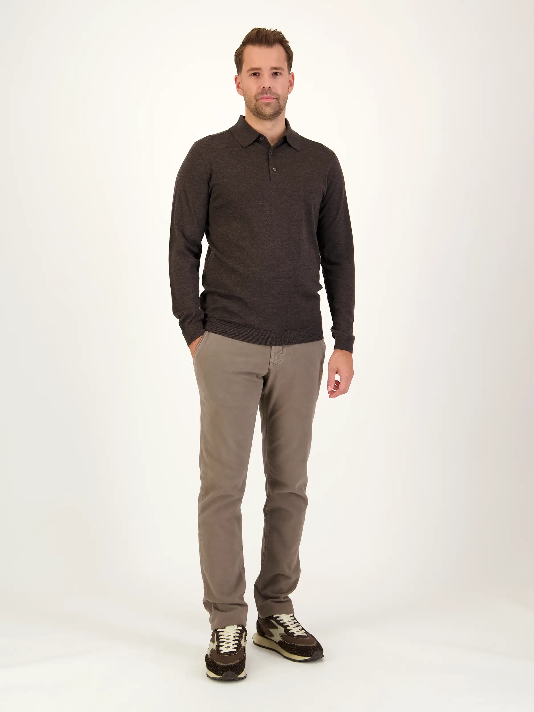 Chino 'Bobby' - Artikel Teil eines Outfits getragen von einem Modell - Farbe: Braun