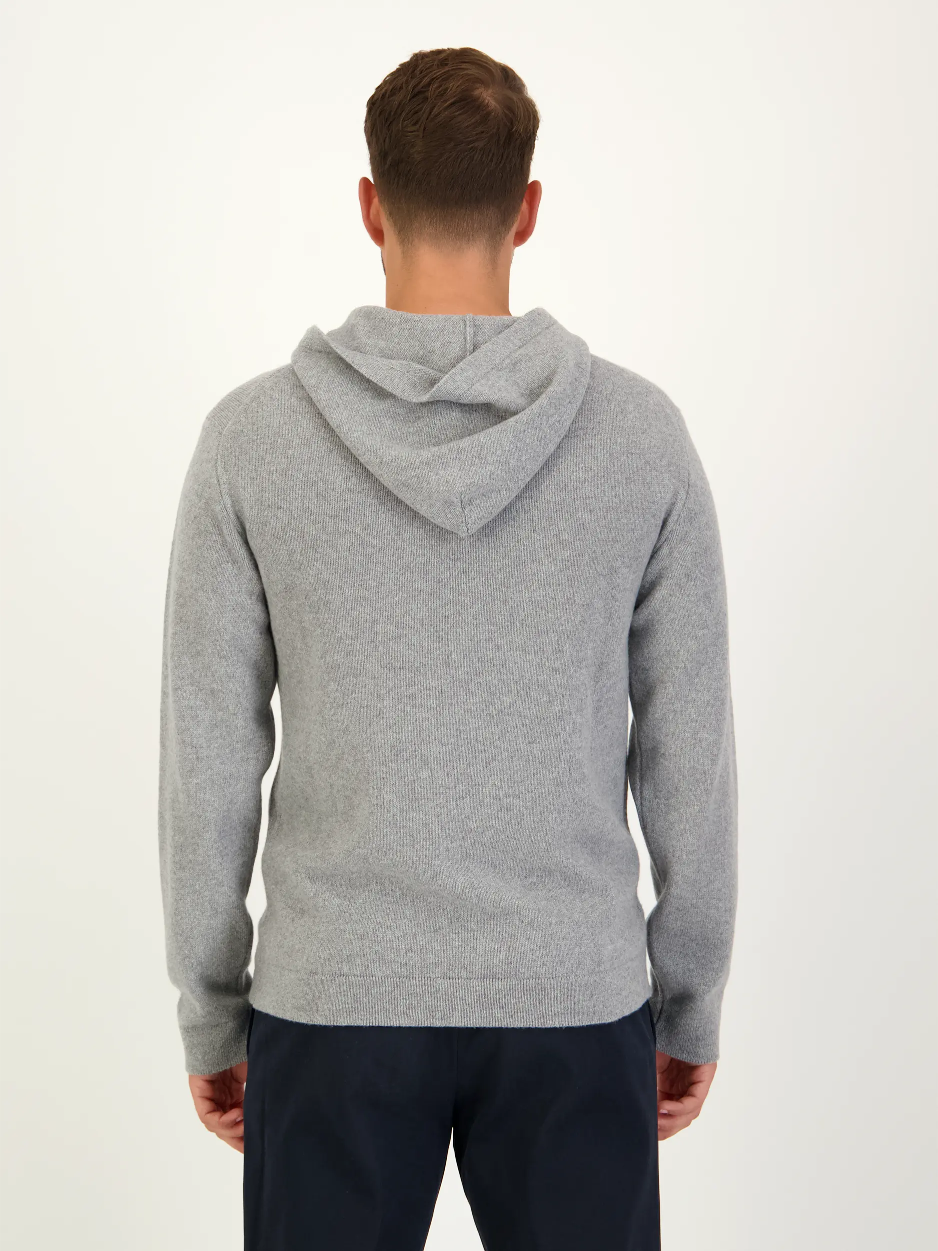 Kapuzenpullover aus Kaschmir langarm - Artikel Rückseite getragen von einem Modell - Farbe: Grau