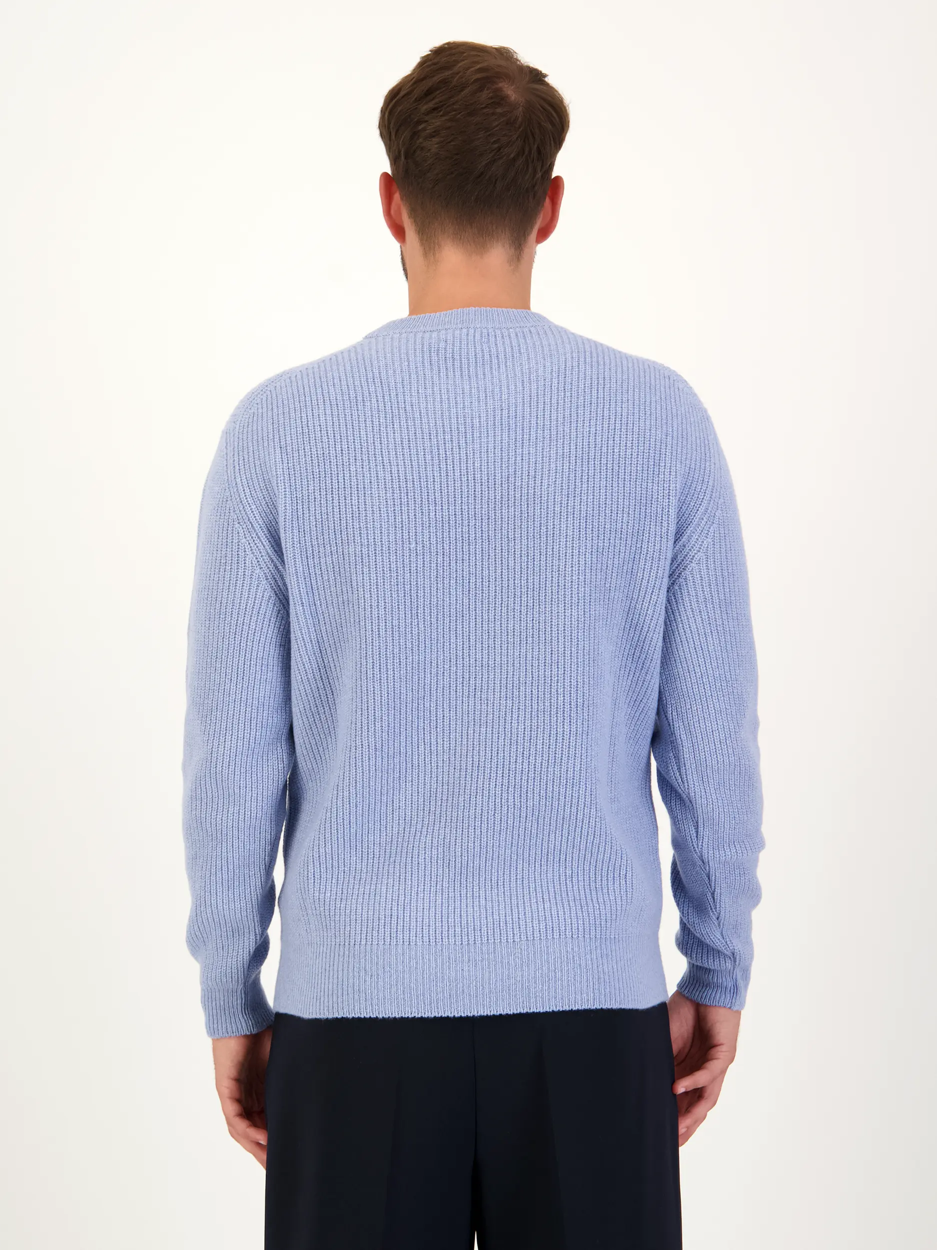 Rippstrickpullover aus Kaschmir langarm - Artikel Rückseite getragen von einem Modell - Farbe: Blau