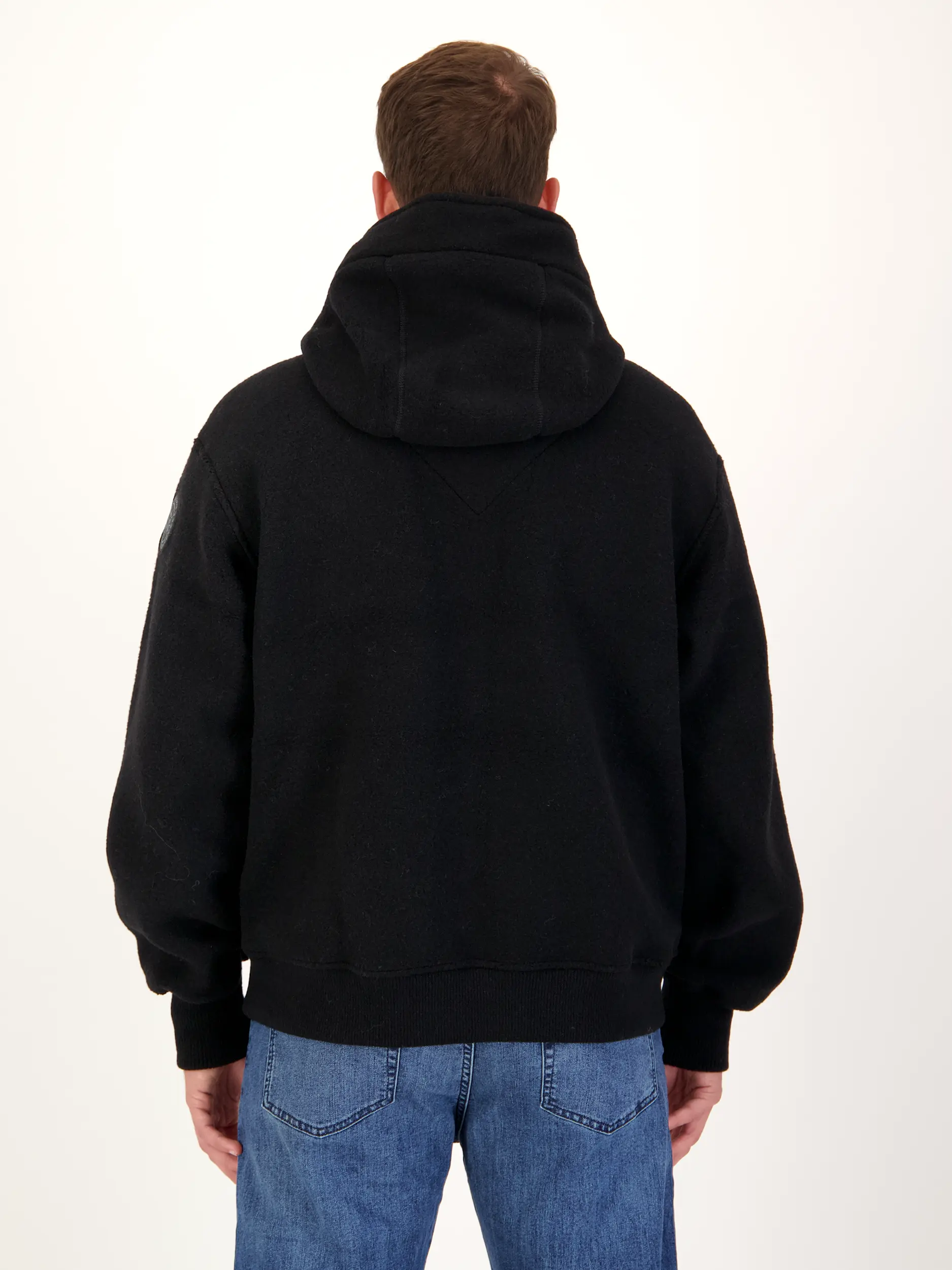 Sweatjacke 'Chilliwack' aus Fleece - Artikel Rückseite getragen von einem Modell - Farbe: Schwarz