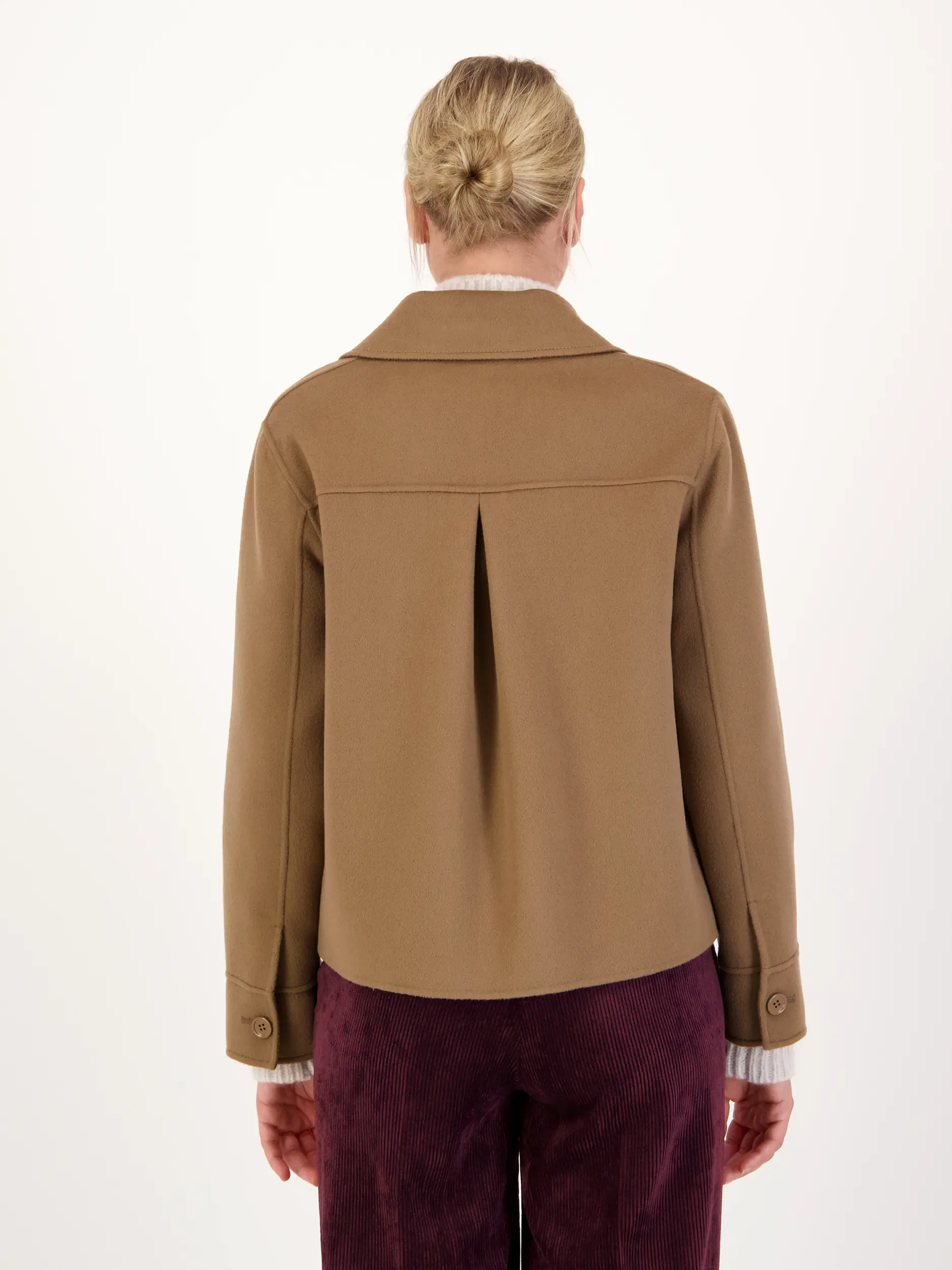 Wolljacke 'Winter' - Artikel Rückseite getragen von einem Modell - Farbe: Braun