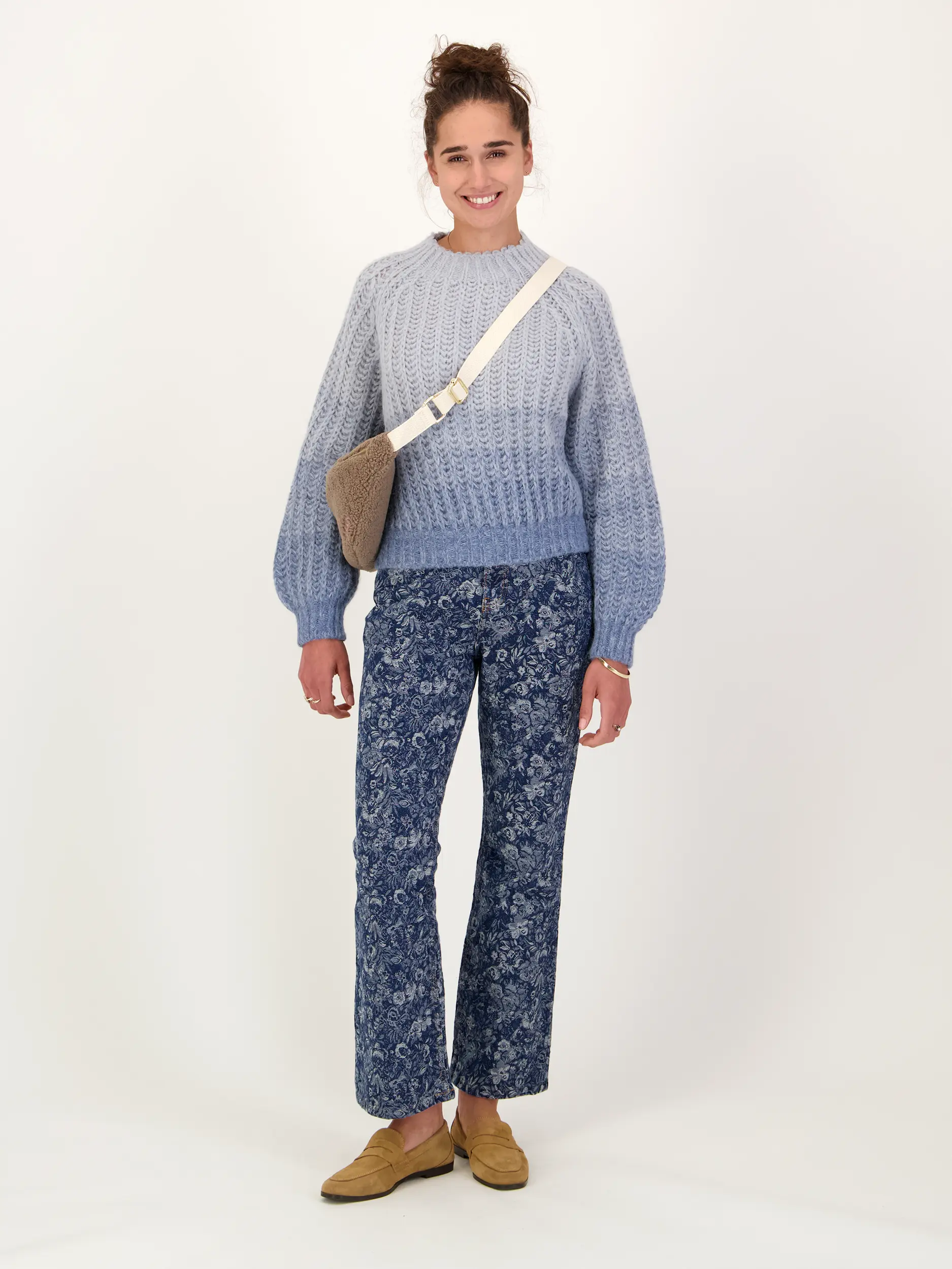 Pullover 'Larelya' aus Alpaka langarm - Artikel Teil eines Outfits getragen von einem Modell - Farbe: Blau