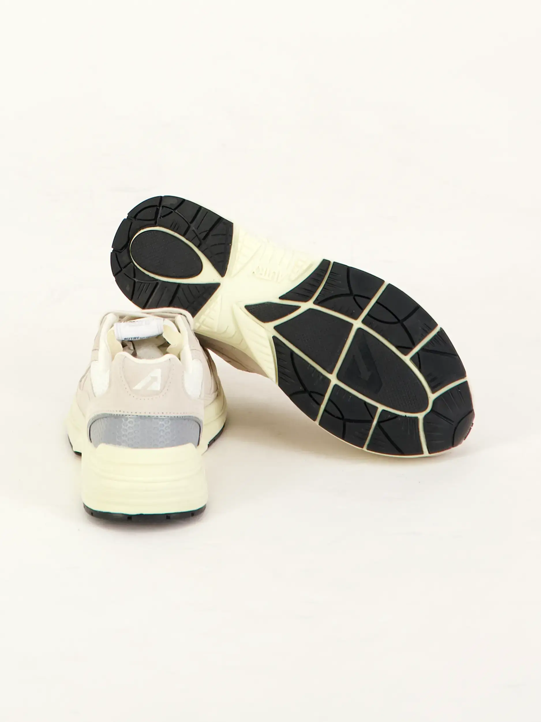 Sneaker 'Hyperway' - Artikel Rückseite getragen von einem Modell - Farbe: Beige