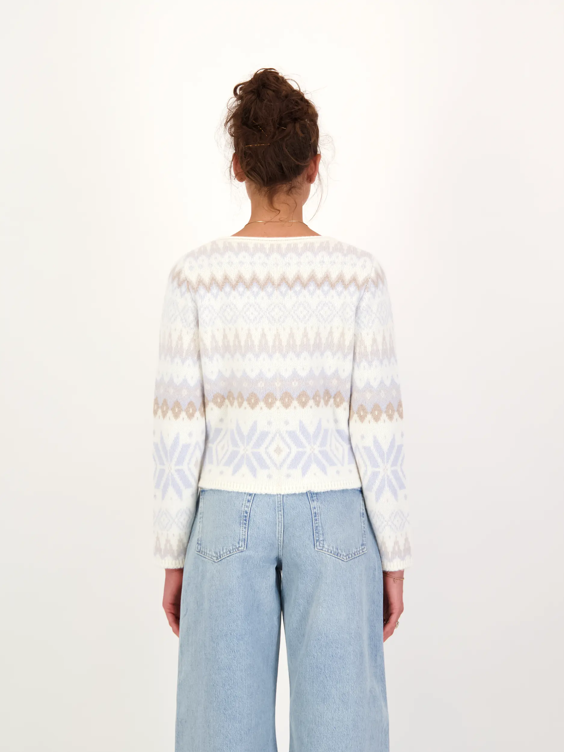Gemusterter Pullover aus Kaschmir langarm - Artikel Rückseite getragen von einem Modell - Farbe: Blau