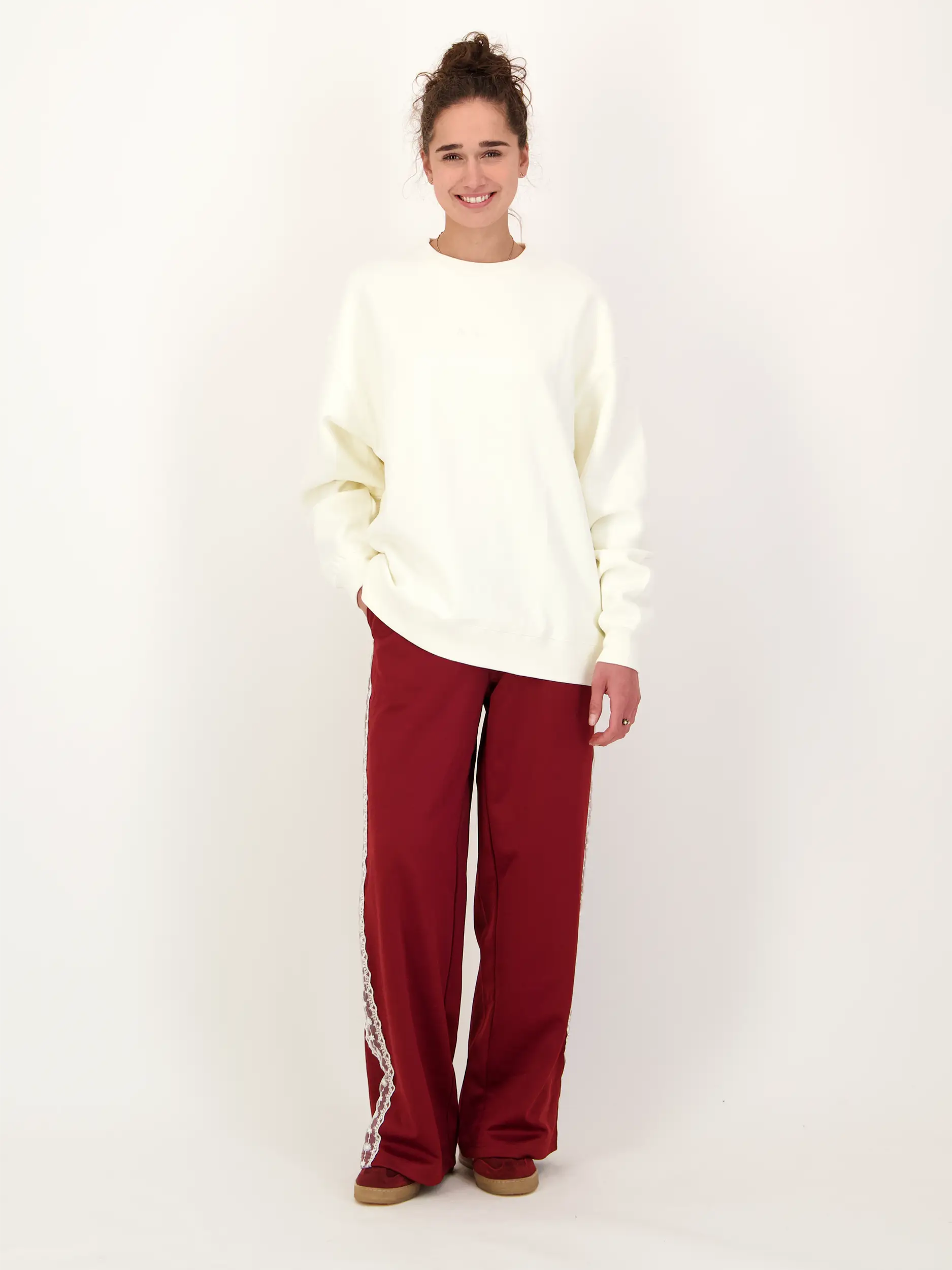 Sweatshirt 'Nostalgia Heart' - Artikel Teil eines Outfits getragen von einem Modell - Farbe: Creme