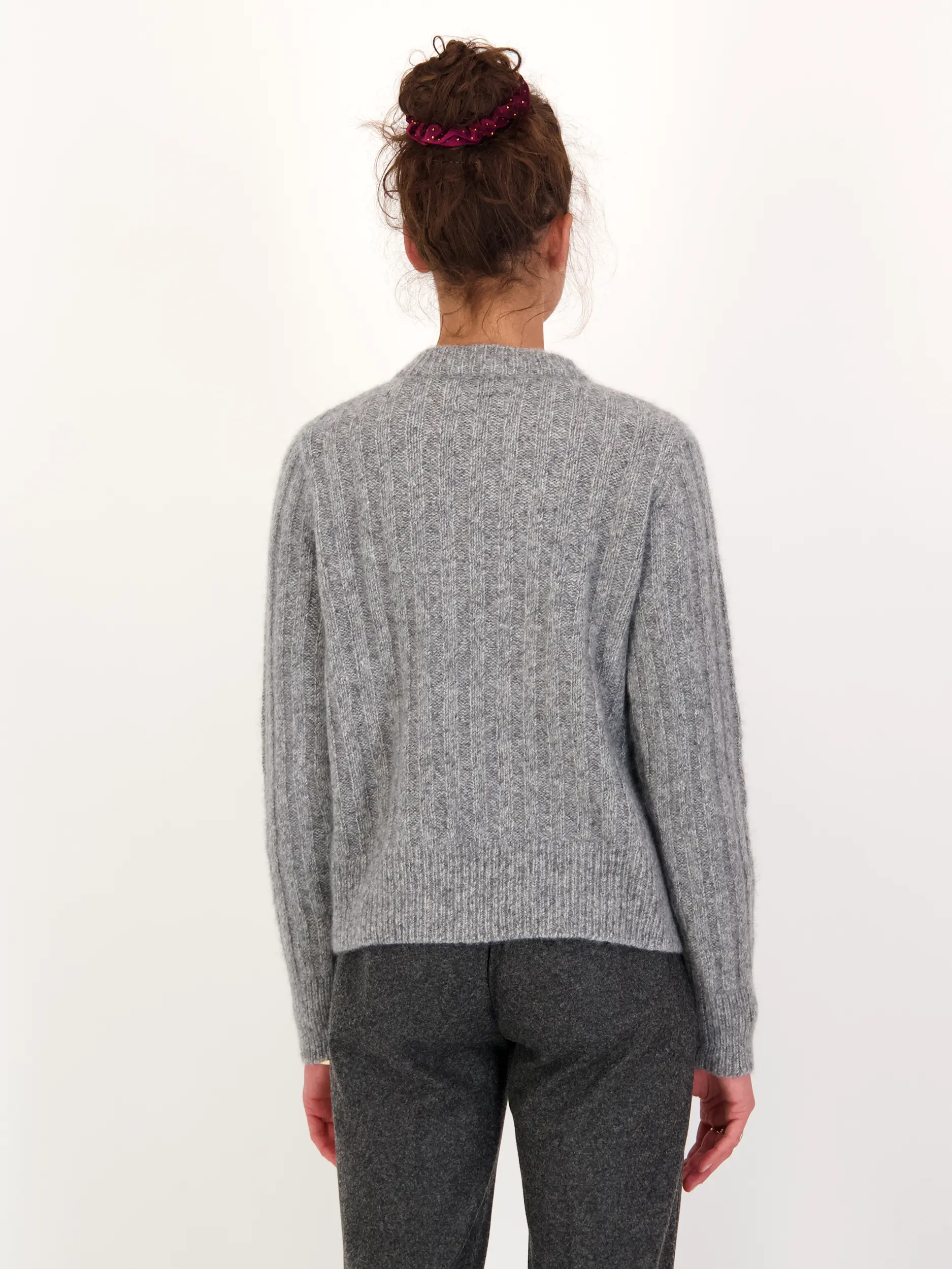 Pullover aus Kaschmir langarm - Artikel Rückseite getragen von einem Modell - Farbe: Grau
