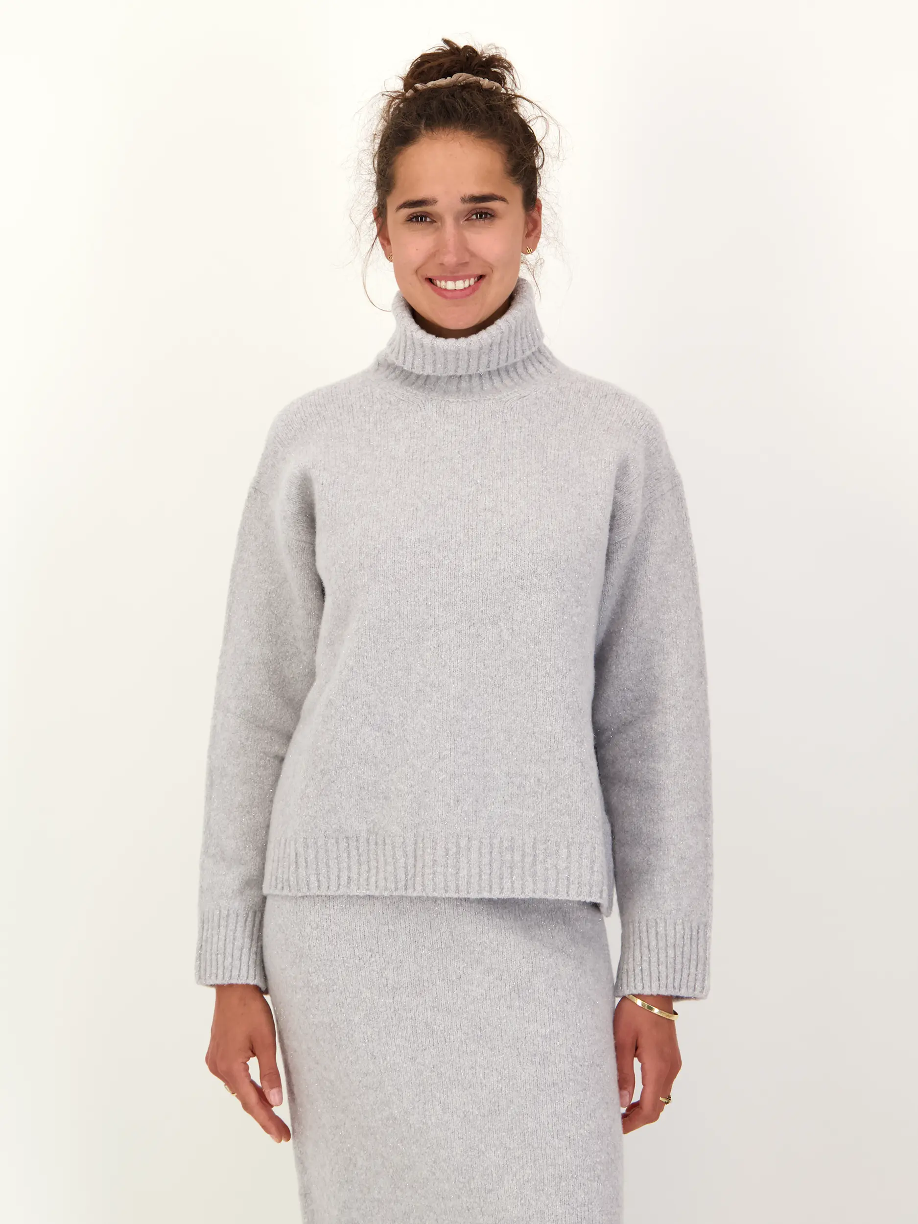 Rollkragenpullover aus Kaschmir-Mix langarm - Artikel Vorderseite getragen von einem Modell