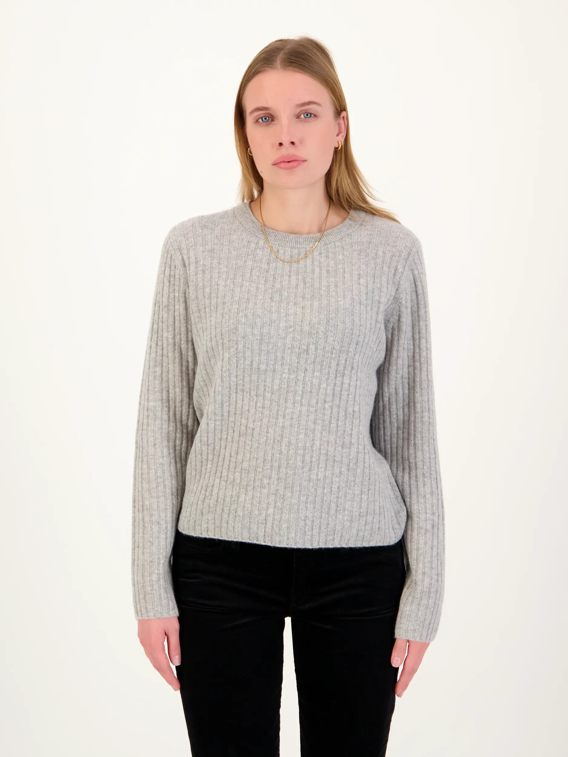 Gerippter Pullover  - Artikel Vorderseite getragen von einem Modell - Farbe: Grau