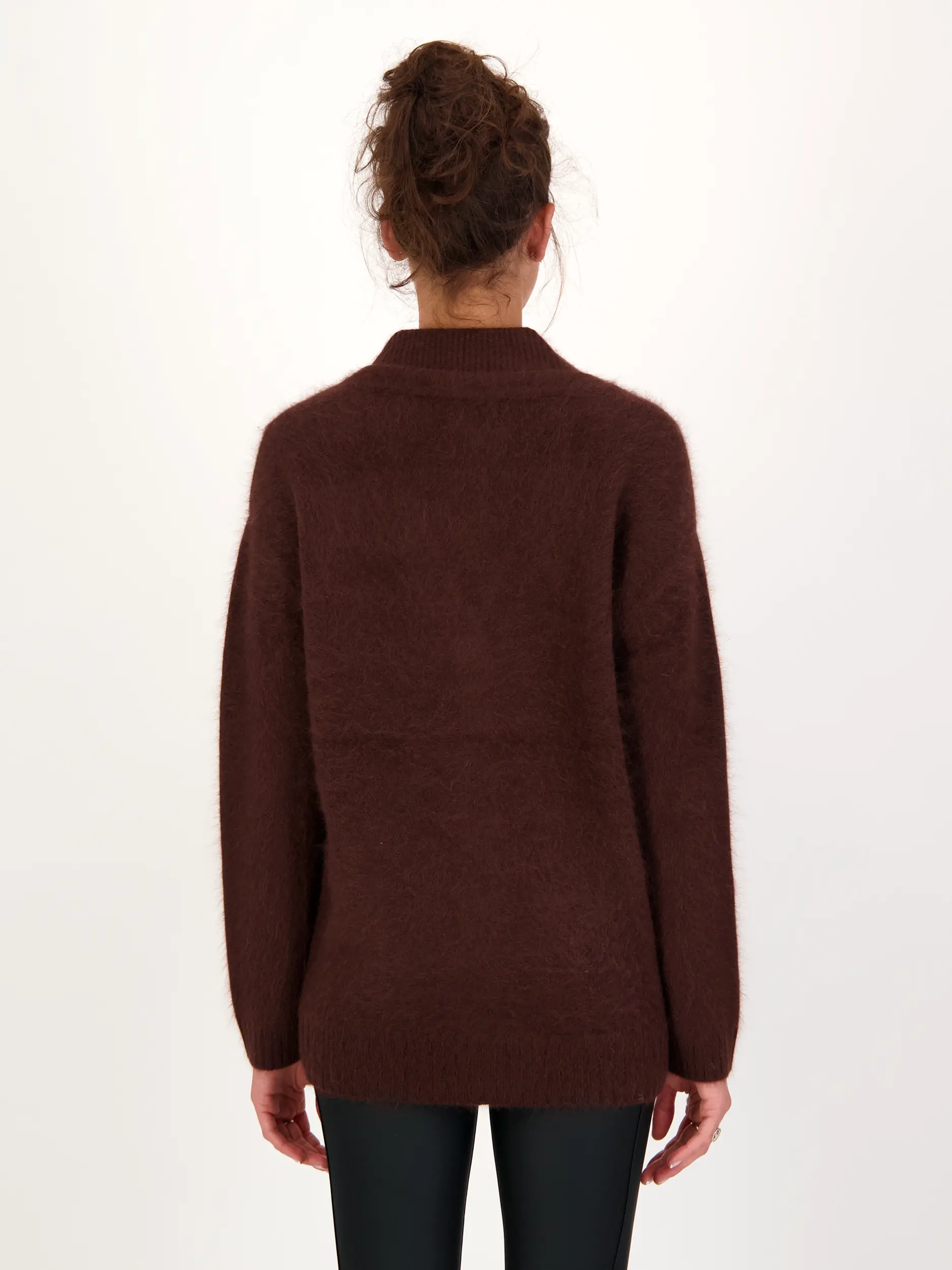Strickjacke 'Fluffy Statement' aus Wolle - Artikel Rückseite getragen von einem Modell - Farbe: Braun