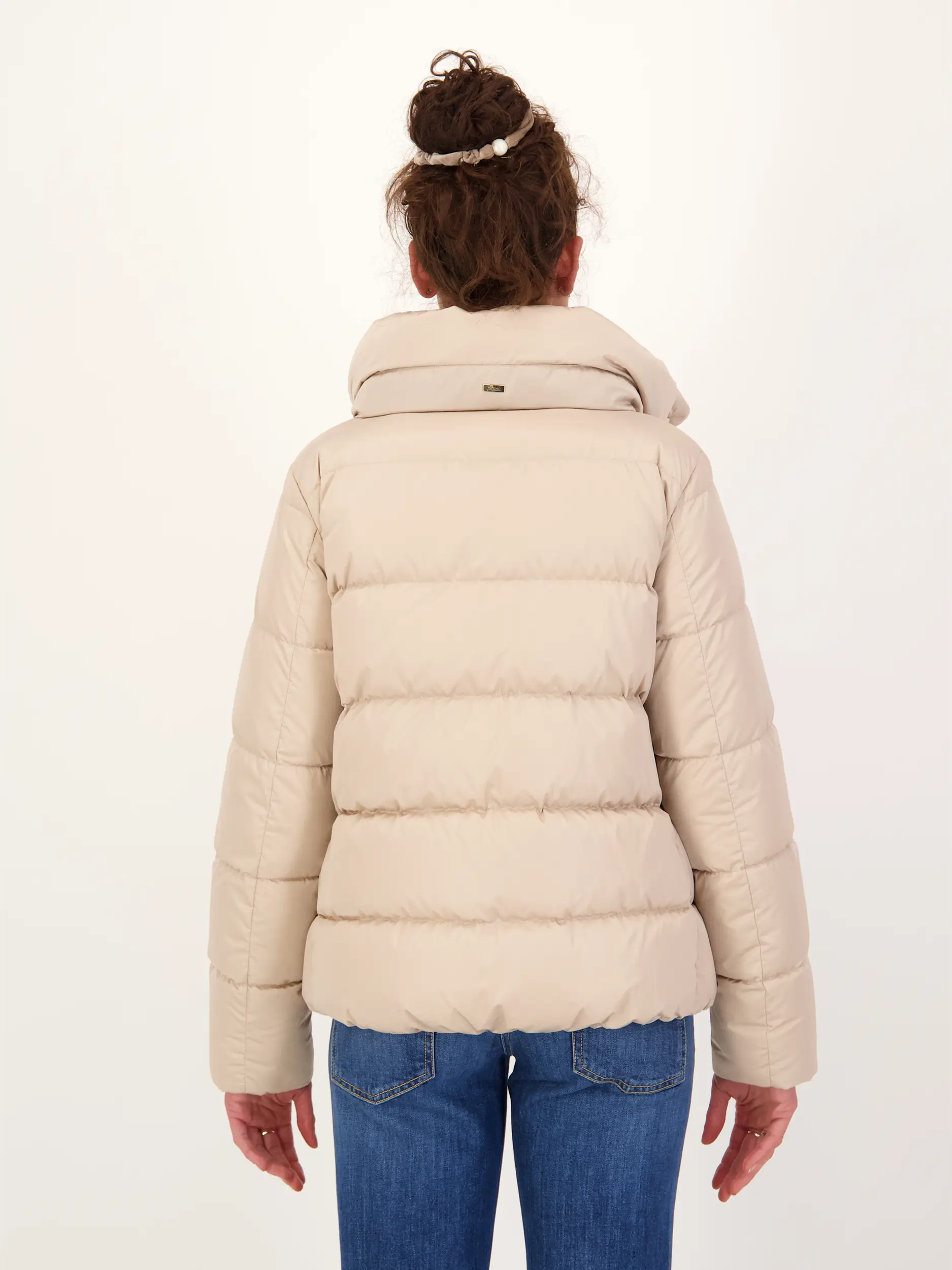 Daunenjacke - Artikel Rückseite getragen von einem Modell - Farbe: Beige
