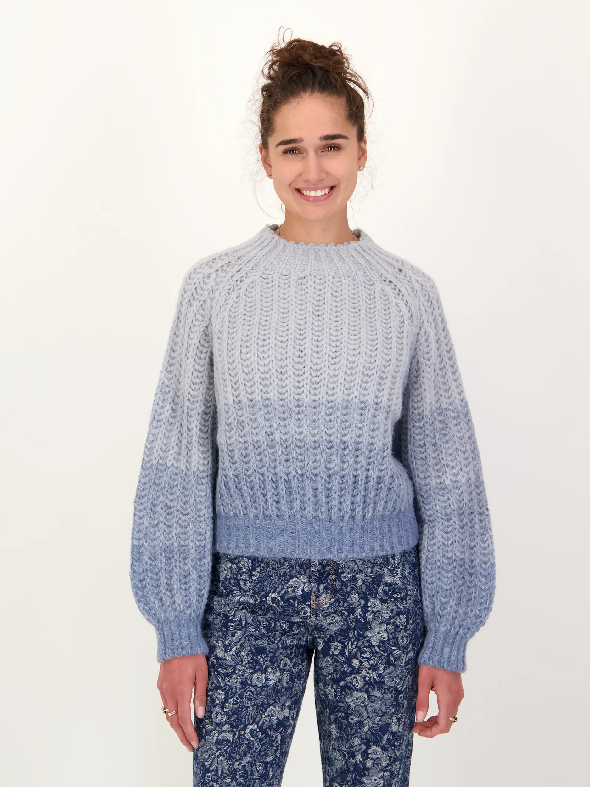Pullover 'Larelya' aus Alpaka langarm - Artikel Vorderseite getragen von einem Modell - Farbe: Blau