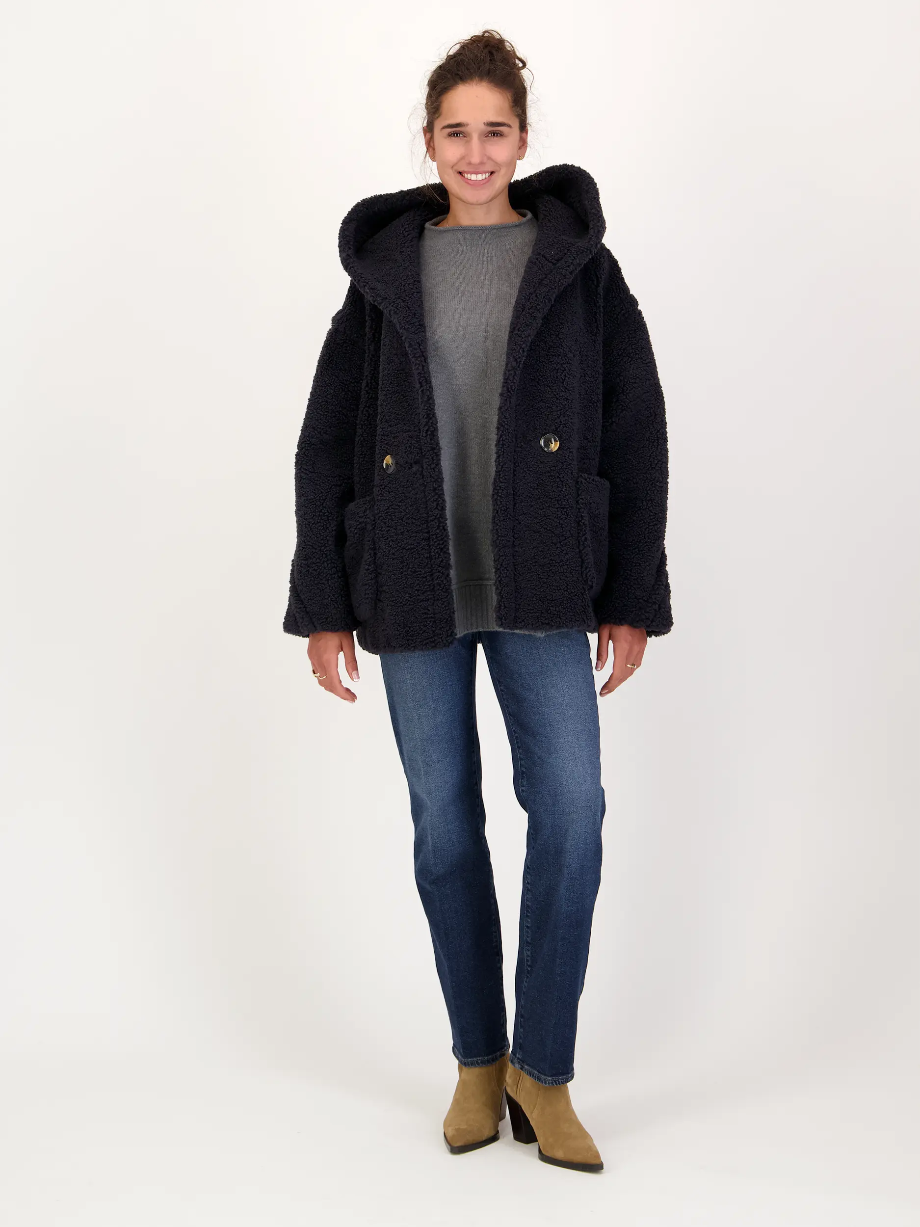 Teddyjacke 'Yogi' - Artikel Teil eines Outfits getragen von einem Modell - Farbe: Blau
