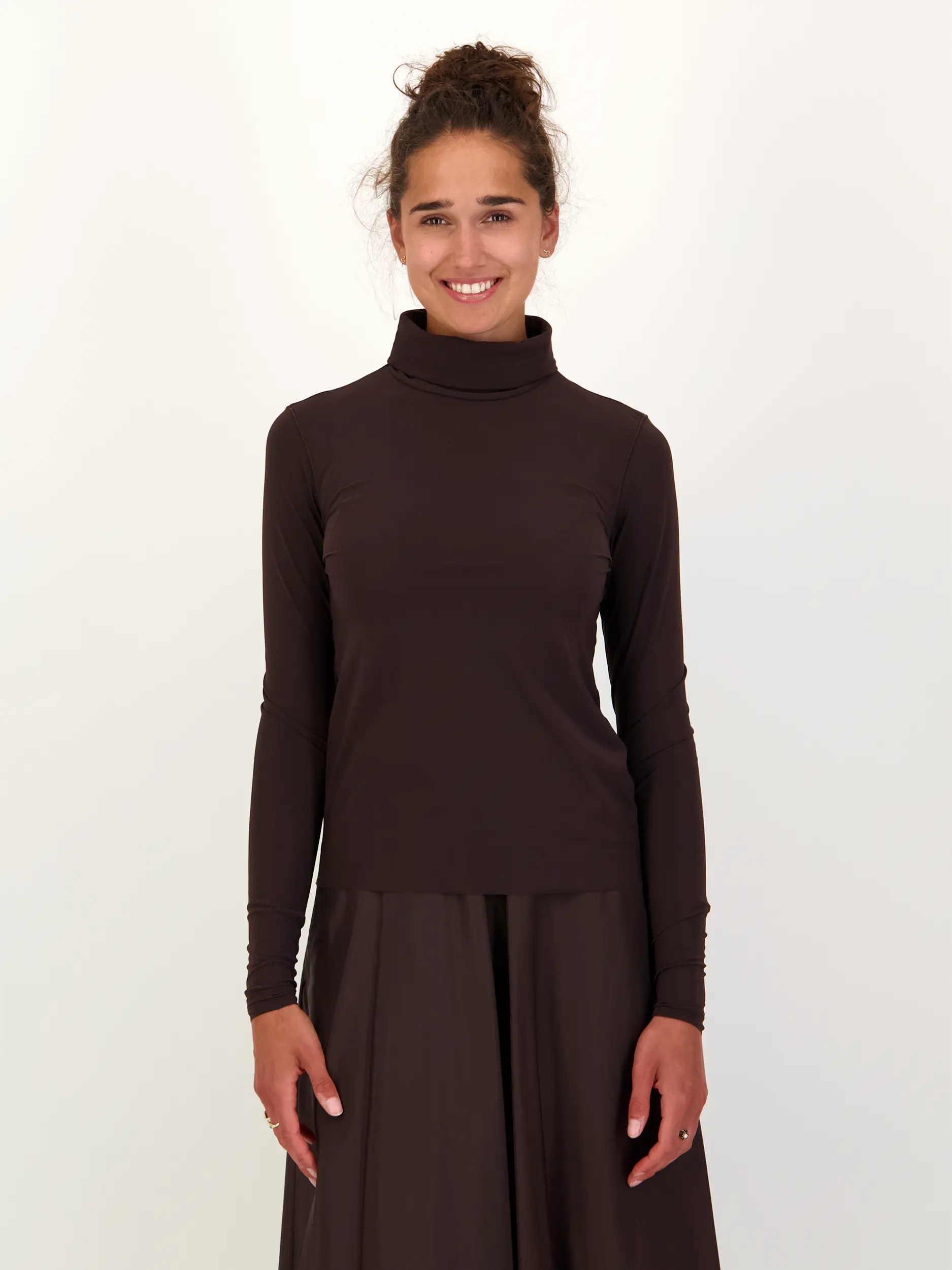 Langarmshirt  'Perfect Match' mit Rollkragen - Artikel Vorderseite getragen von einem Modell - Farbe: Braun