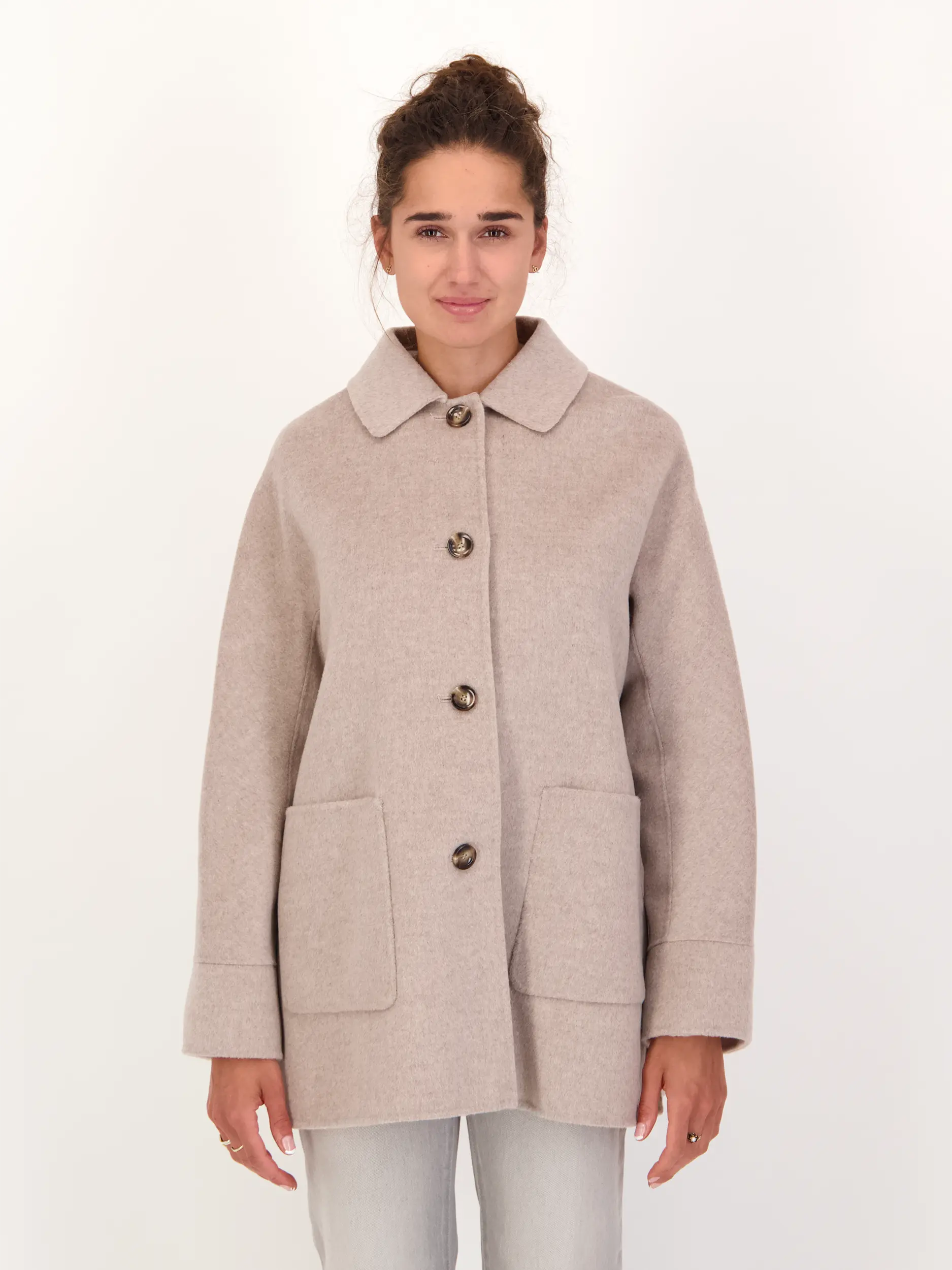 Kurzmantel 'Madita' aus Wolle - Artikel Vorderseite getragen von einem Modell - Farbe: Beige
