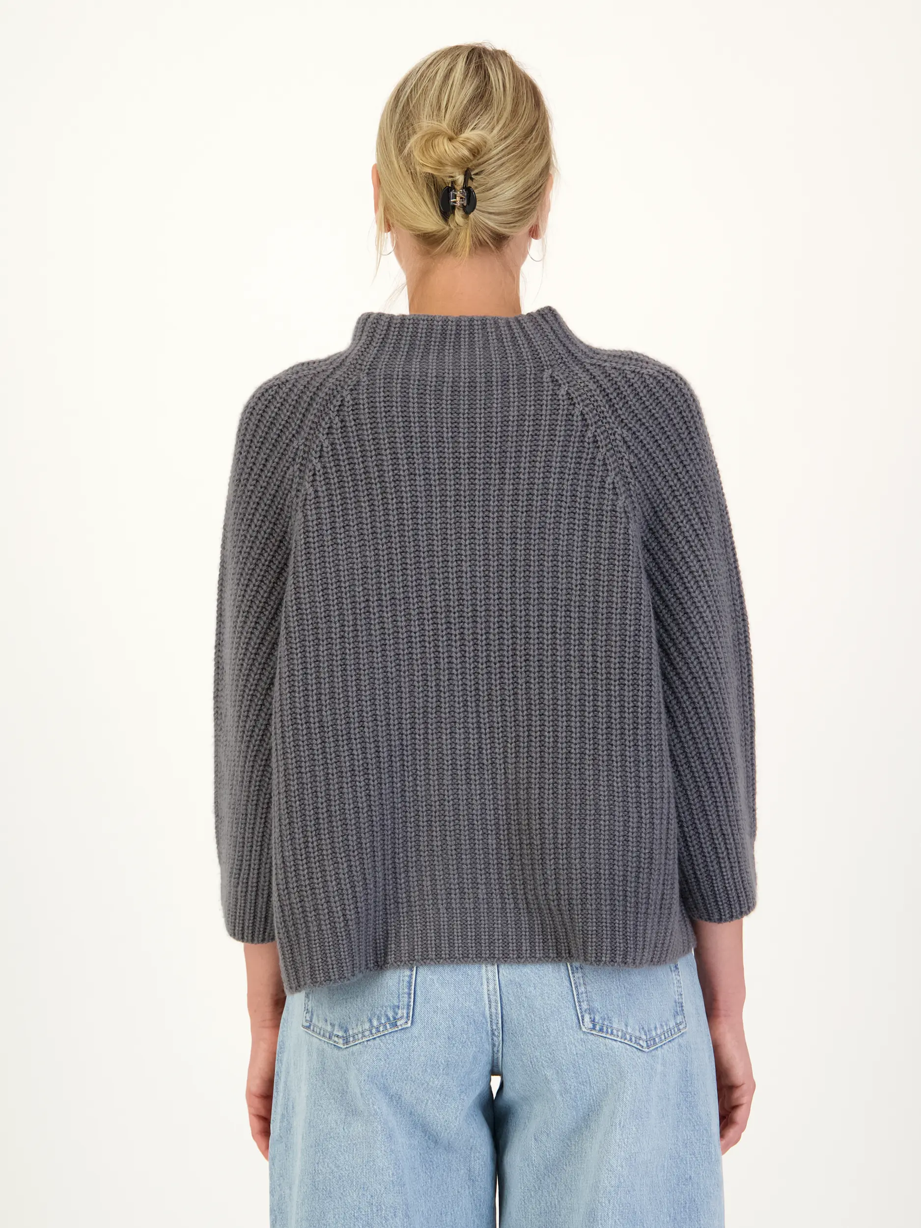 Pullover 'Fallou' aus Kaschmir langarm - Artikel Rückseite getragen von einem Modell - Farbe: Grau