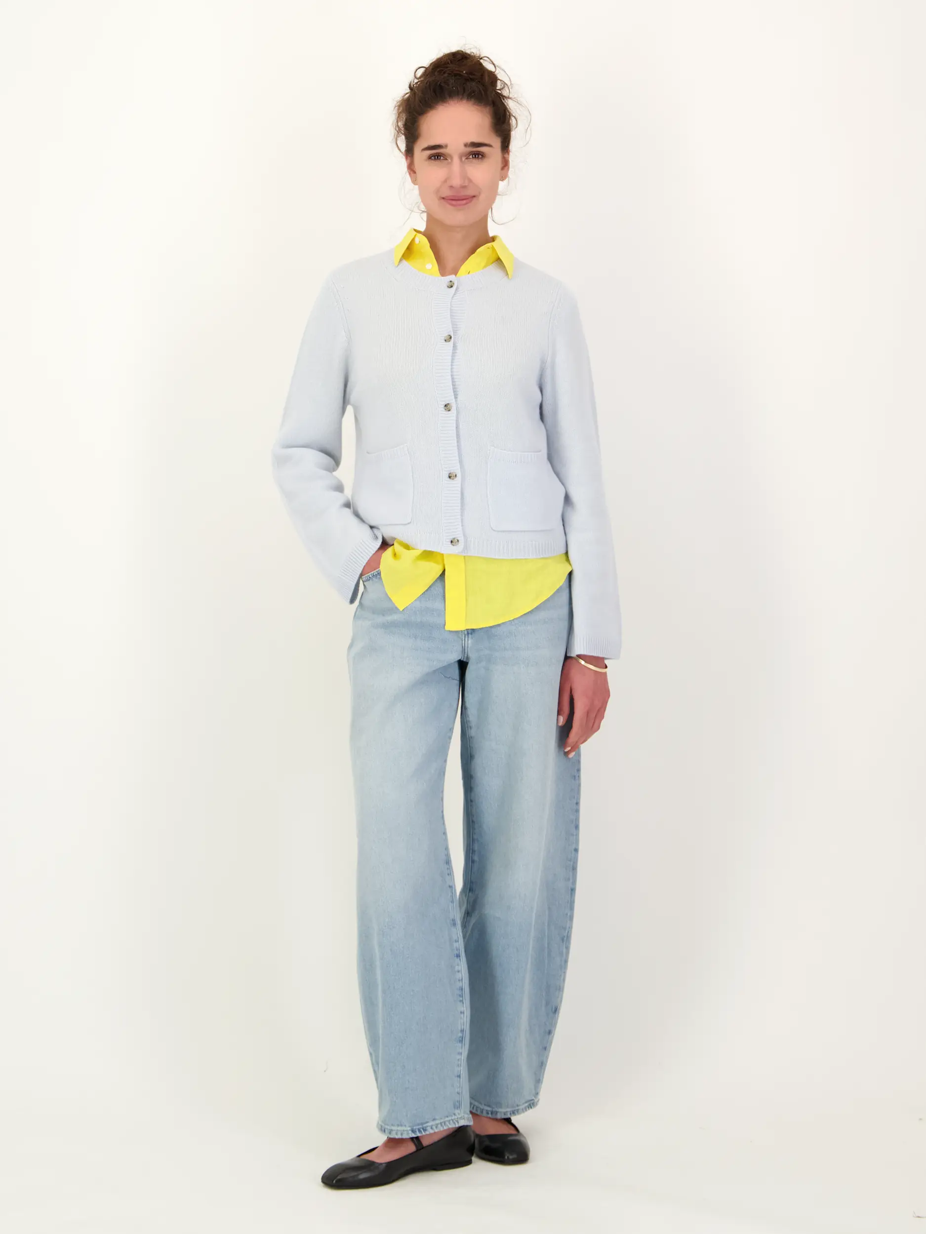 Bluse aus Leinen langarm - Artikel Teil eines Outfits getragen von einem Modell - Farbe: Gelb