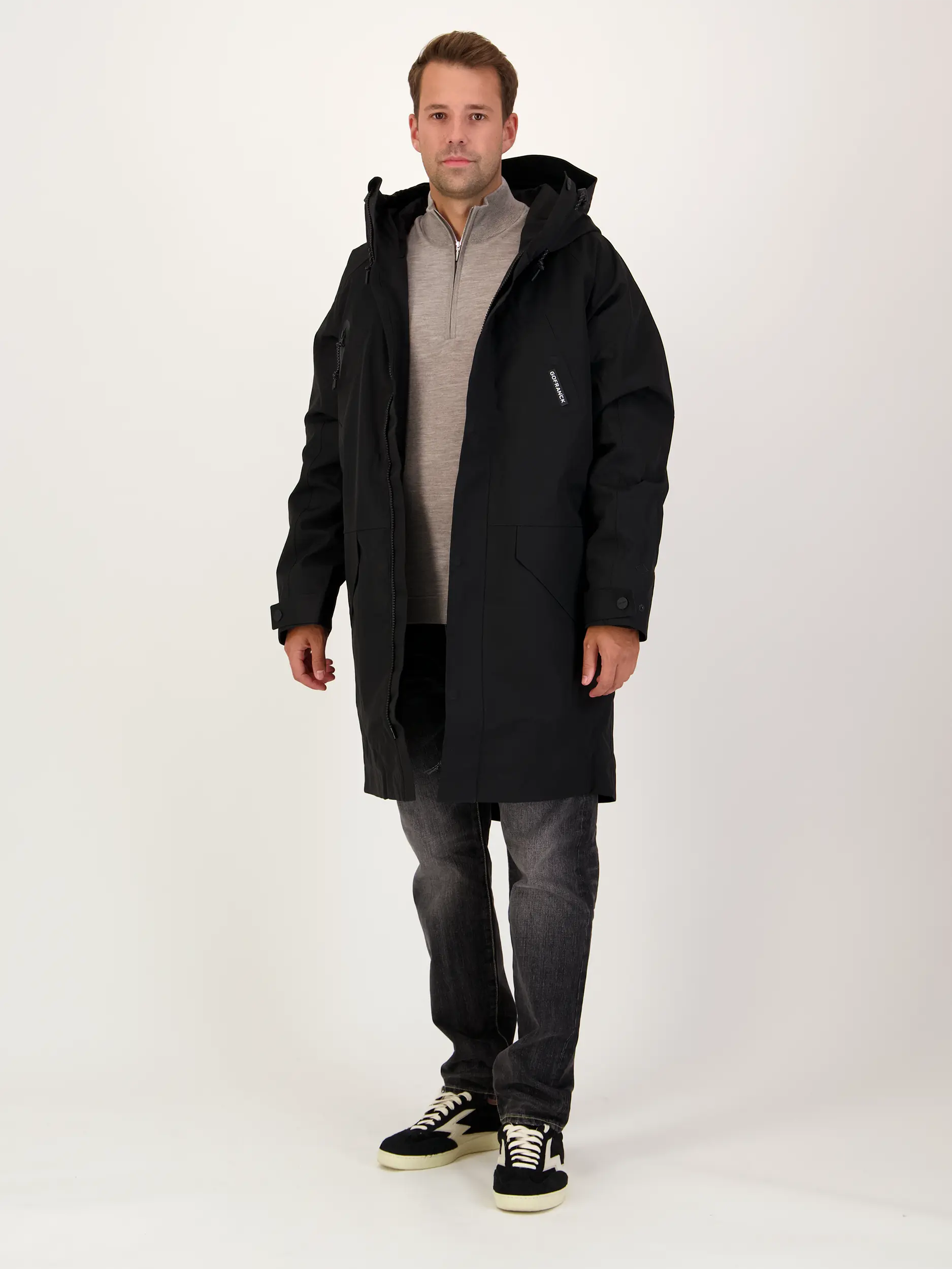 Wasserdichter Kurzmantel 'Ozone' - Artikel Teil eines Outfits getragen von einem Modell - Farbe: Schwarz