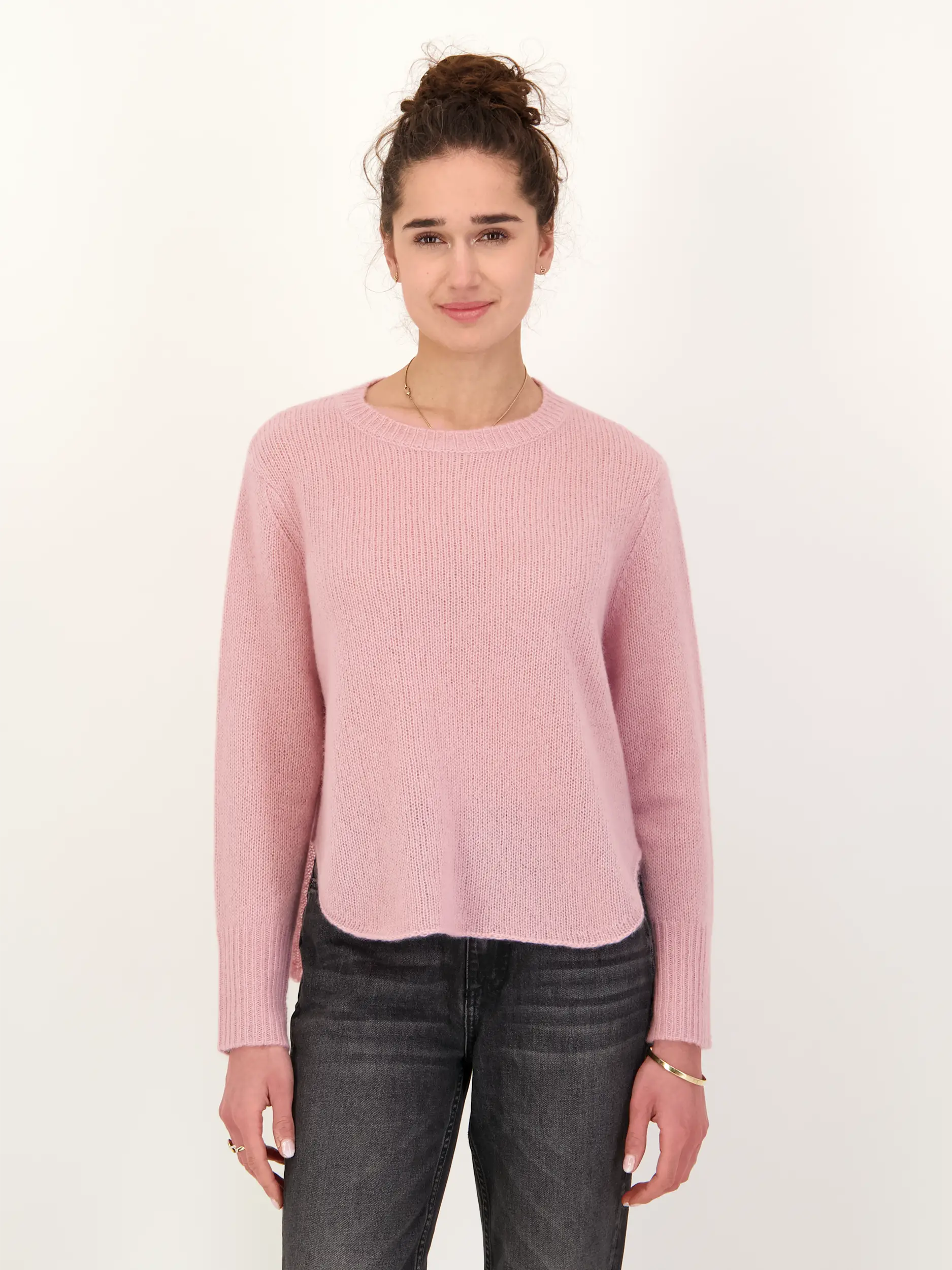 Pullover 'Maicon' aus Kaschmir Seide Mix - Artikel Vorderseite getragen von einem Modell - Farbe: Rosa&Pink