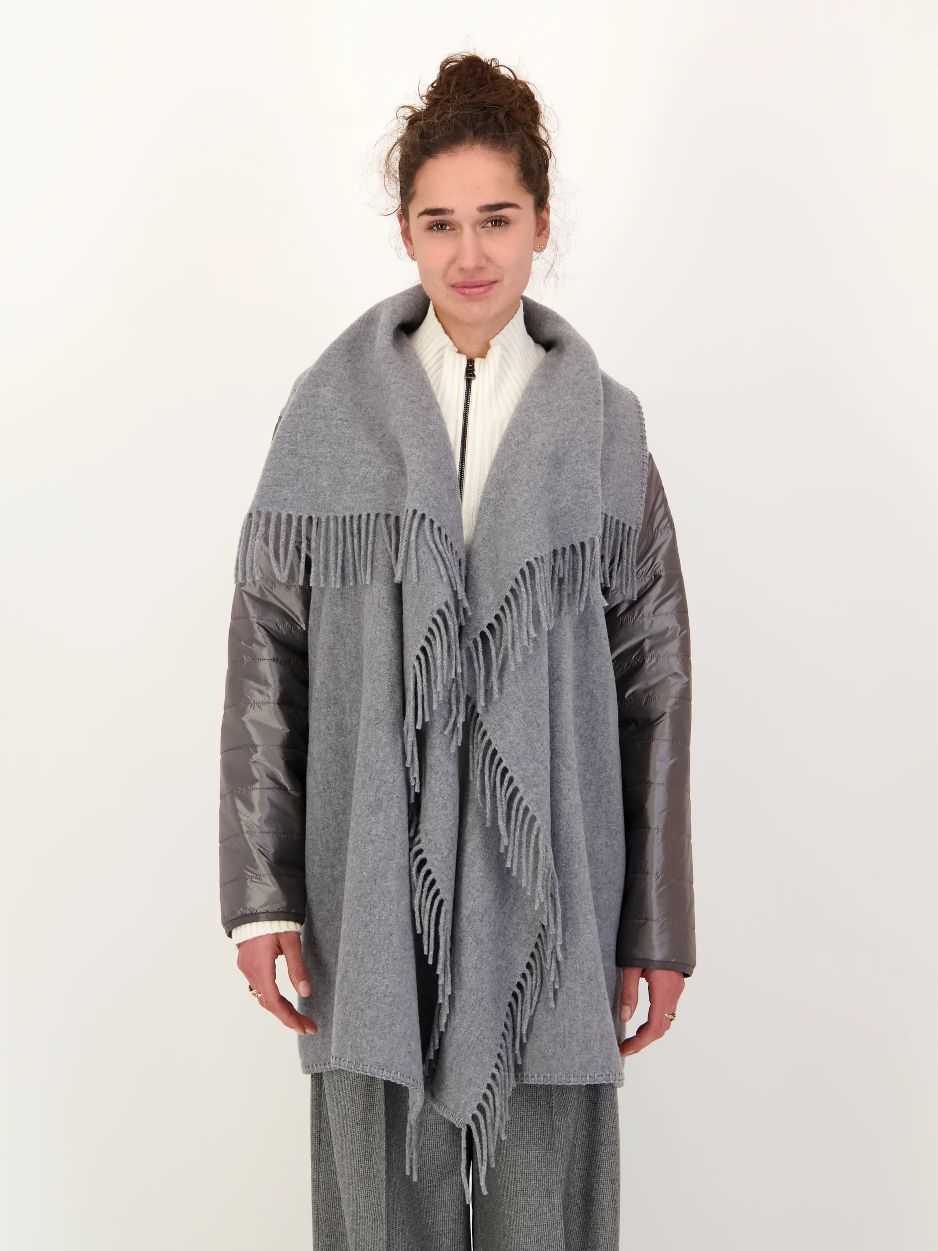 Poncho 'North' - Artikel Vorderseite getragen von einem Modell - Farbe: Grau