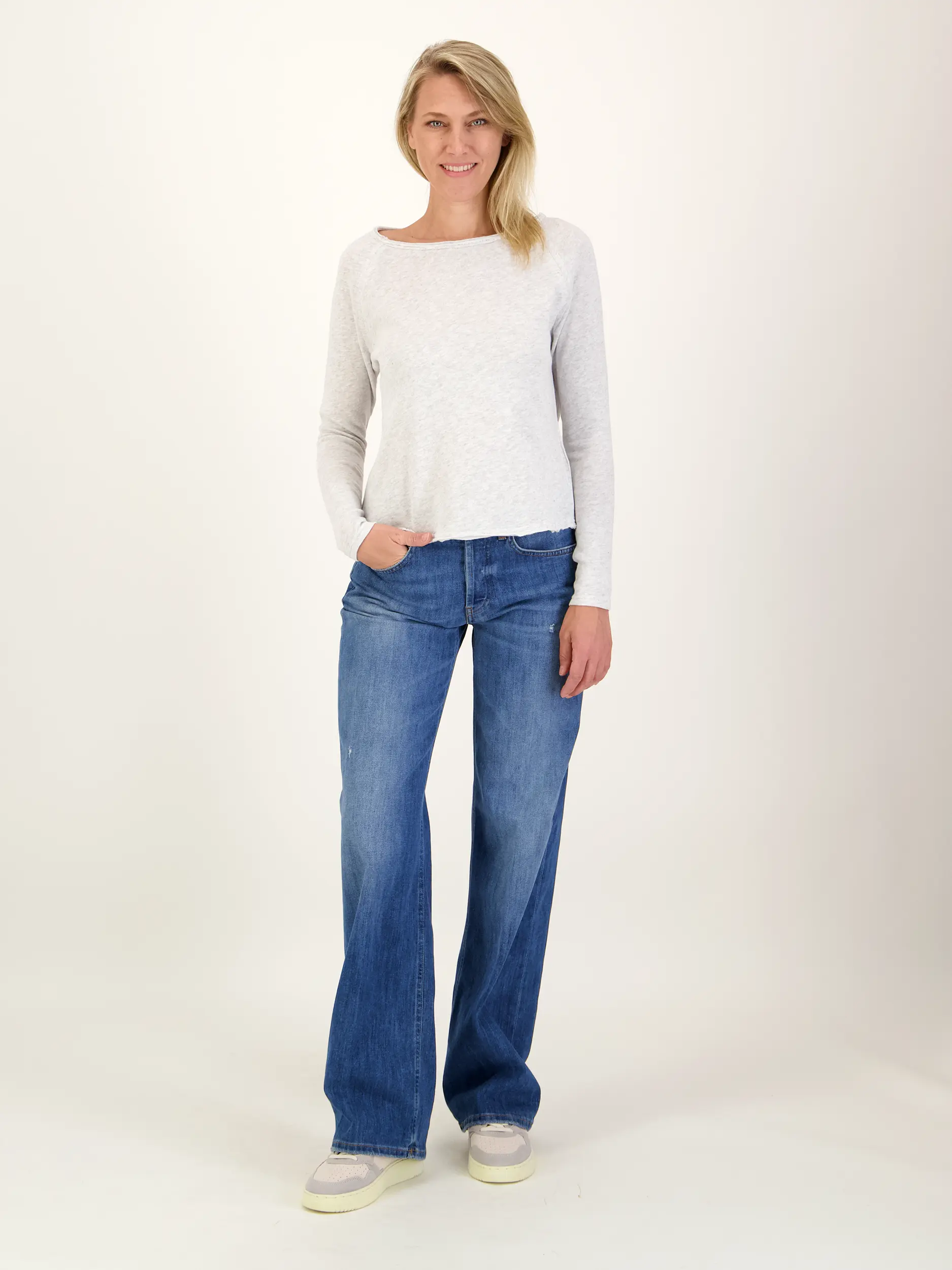 Sweatshirt - Artikel Teil eines Outfits getragen von einem Modell