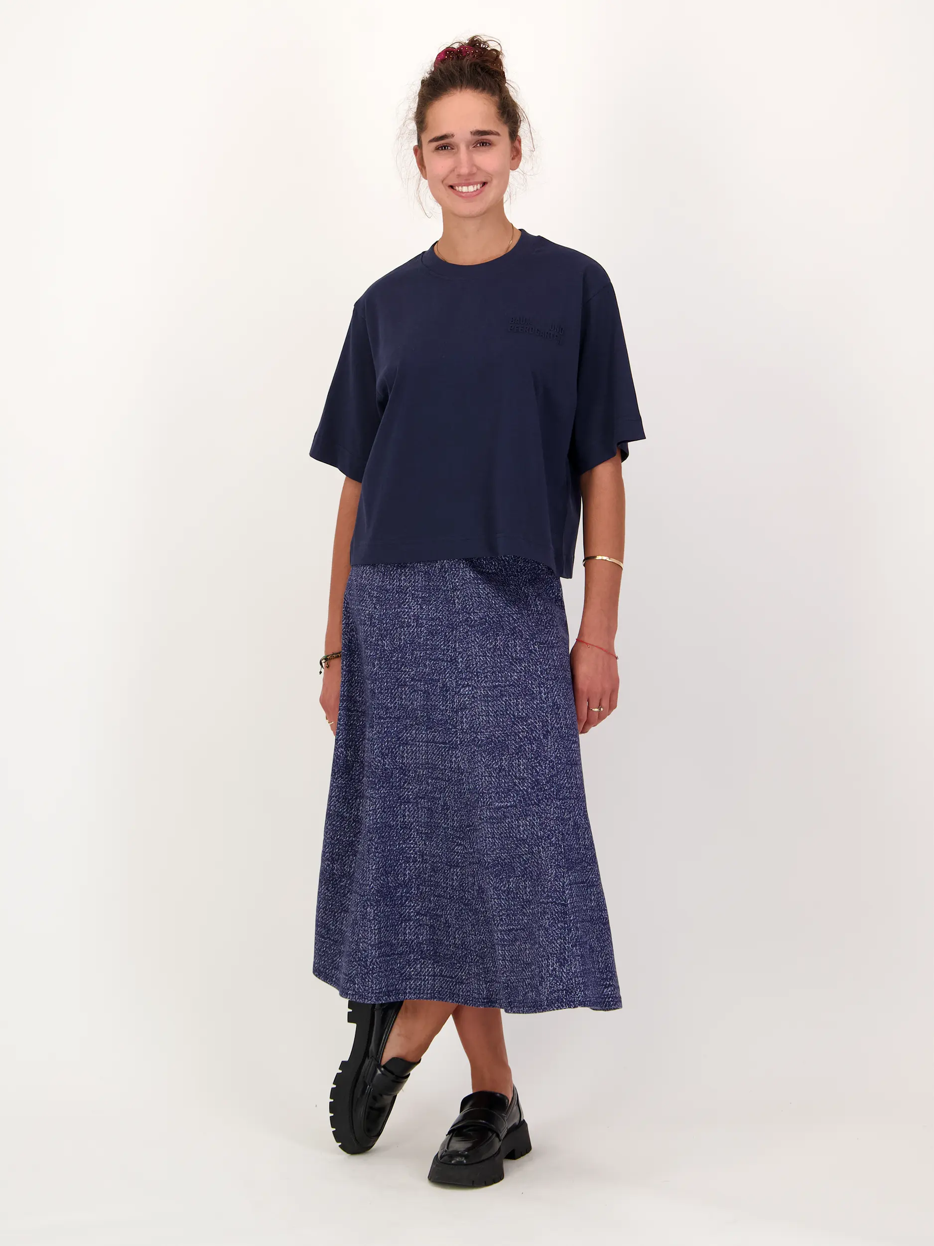 T-Shirt 'Jiana' - Artikel Teil eines Outfits getragen von einem Modell - Farbe: Blau