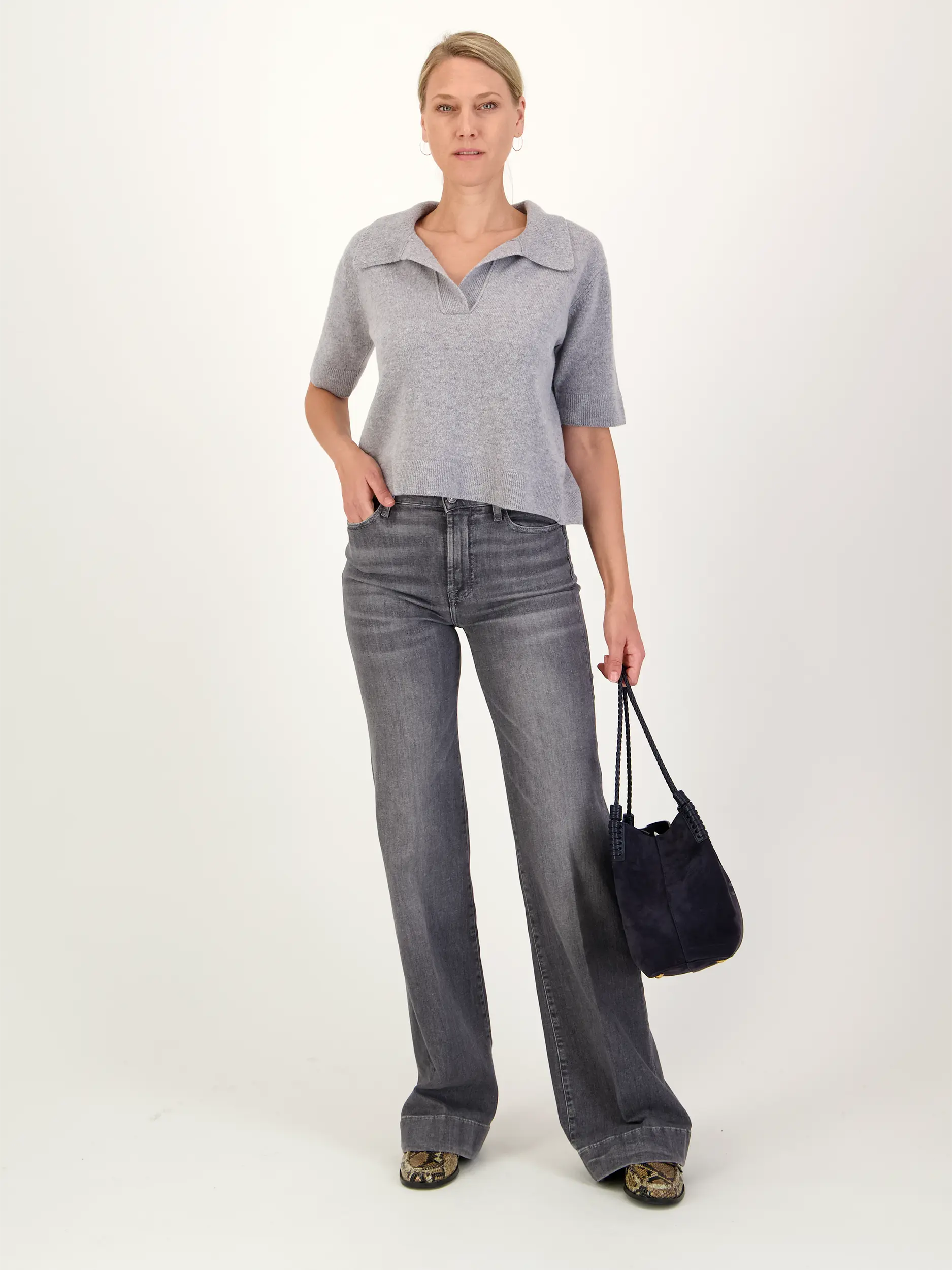 Strickpolo 'Wilma' aus Kaschmir-Mix kurzarm - Artikel Teil eines Outfits getragen von einem Modell