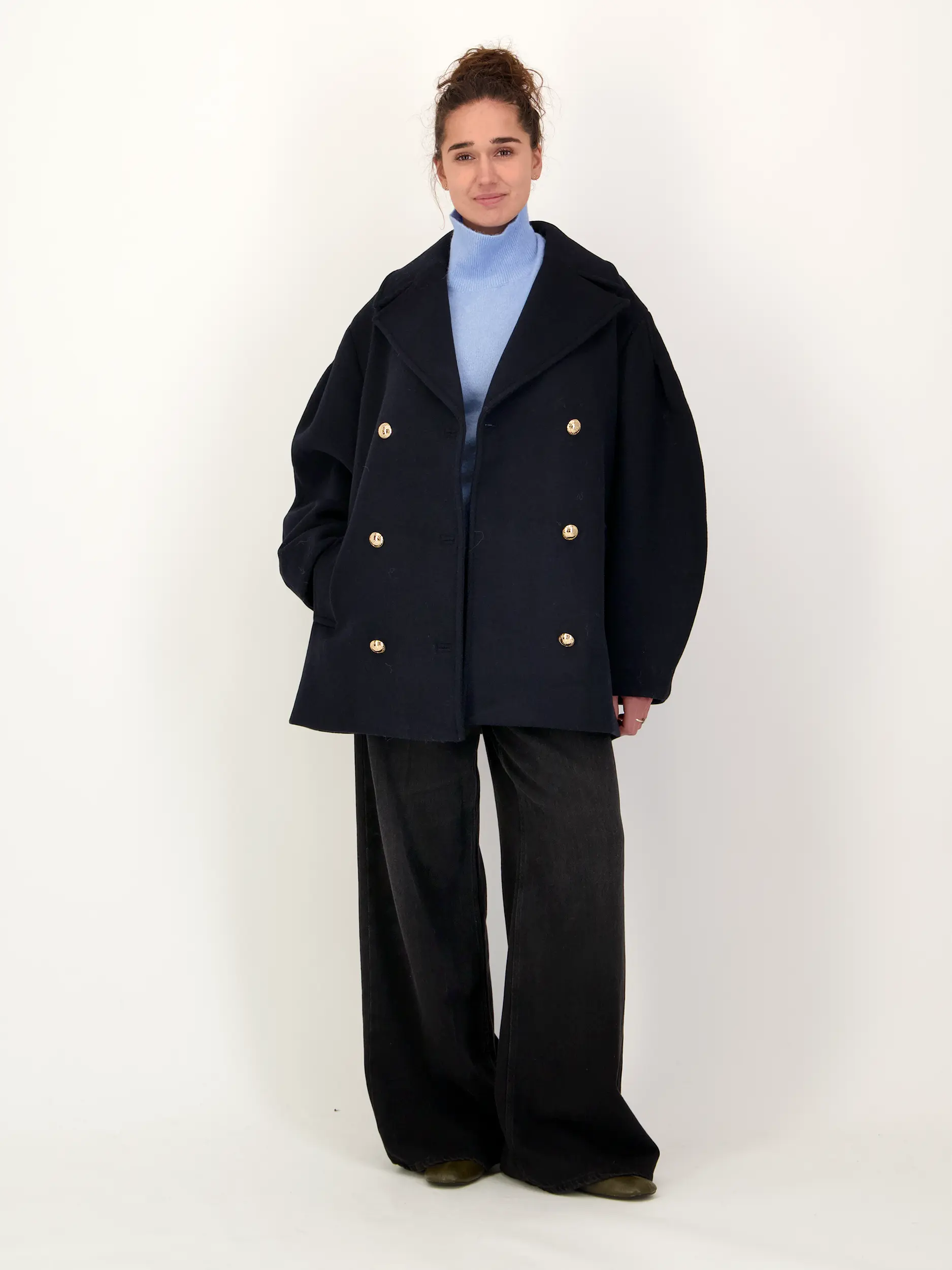 Cabanjacke aus Wolle - Artikel Teil eines Outfits getragen von einem Modell - Farbe: Blau