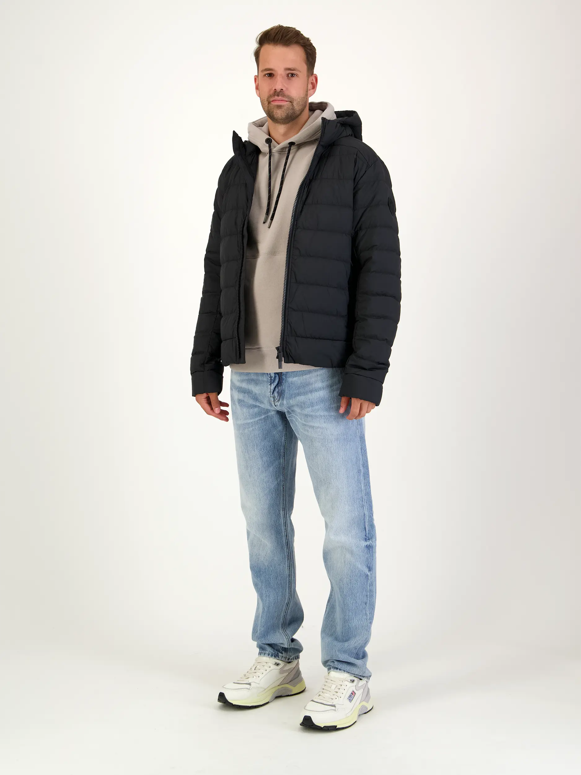 Sweatshirt 'Elijah' - Artikel Teil eines Outfits getragen von einem Modell - Farbe: Beige