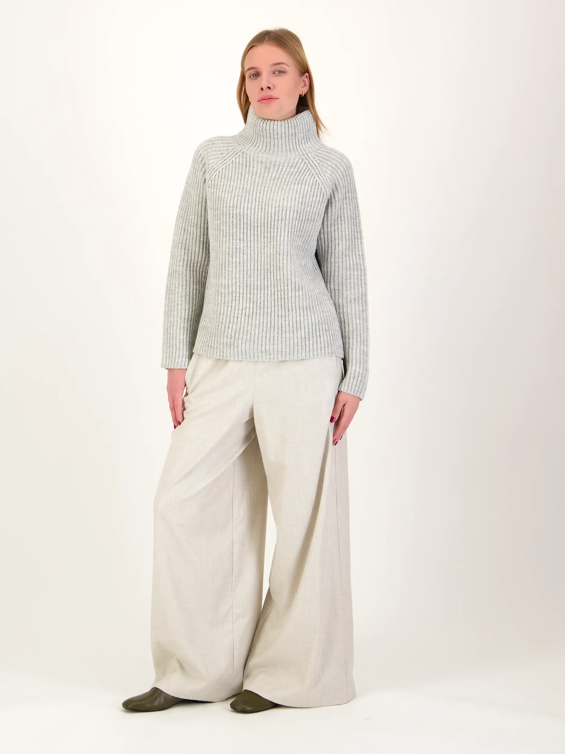 Hose 'Ceiling' - Artikel Teil eines Outfits getragen von einem Modell - Farbe: Beige