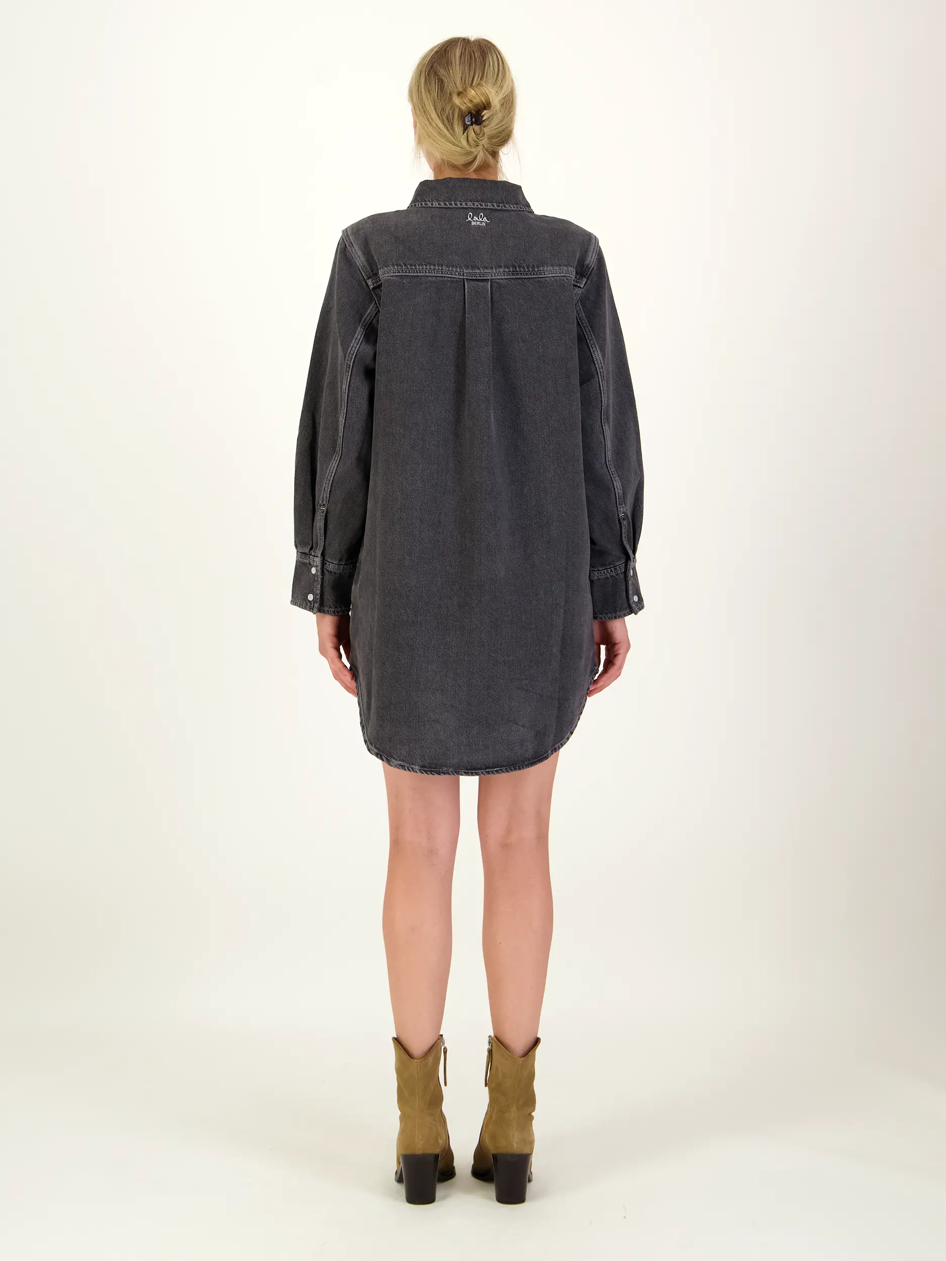 Midi  Jeanskleid 'Dakota' langarm - Artikel Rückseite getragen von einem Modell - Farbe: Grau