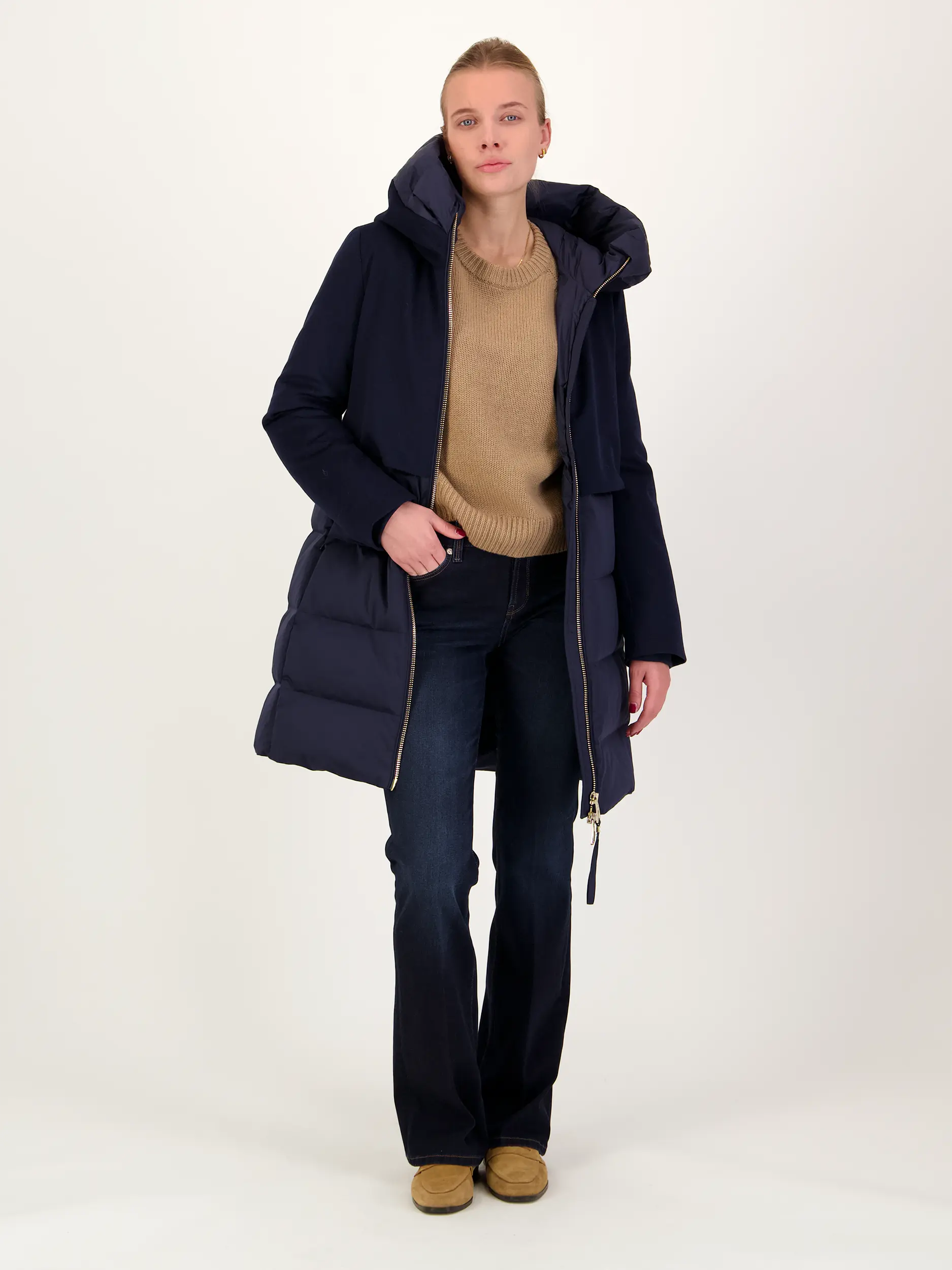 Mid Rise Flared Leg Jeans 'Paris Flared' - Artikel Teil eines Outfits getragen von einem Modell - Farbe: Blau
