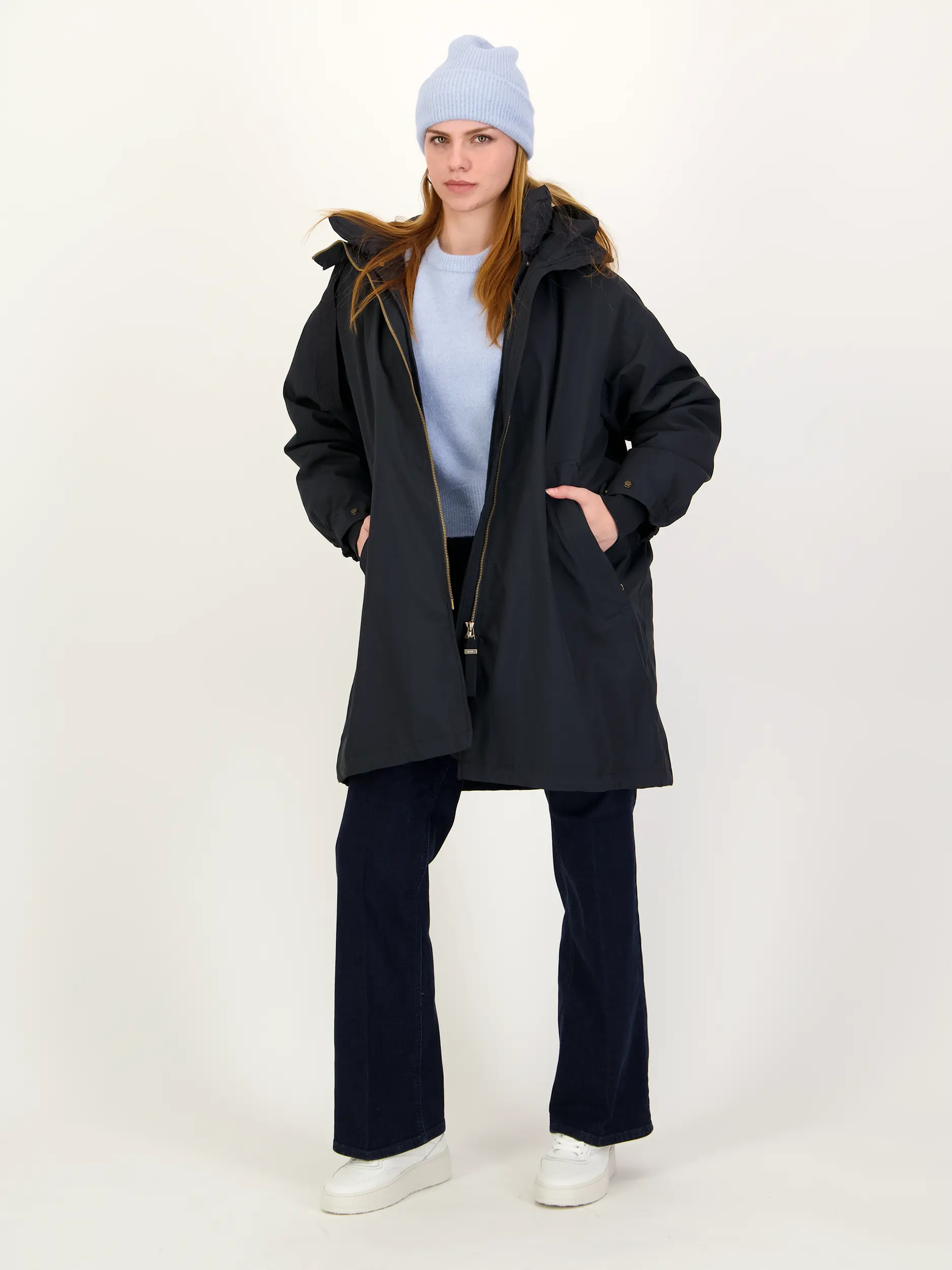 Kurzmantel 'Joy' - Artikel Teil eines Outfits getragen von einem Modell - Farbe: Blau