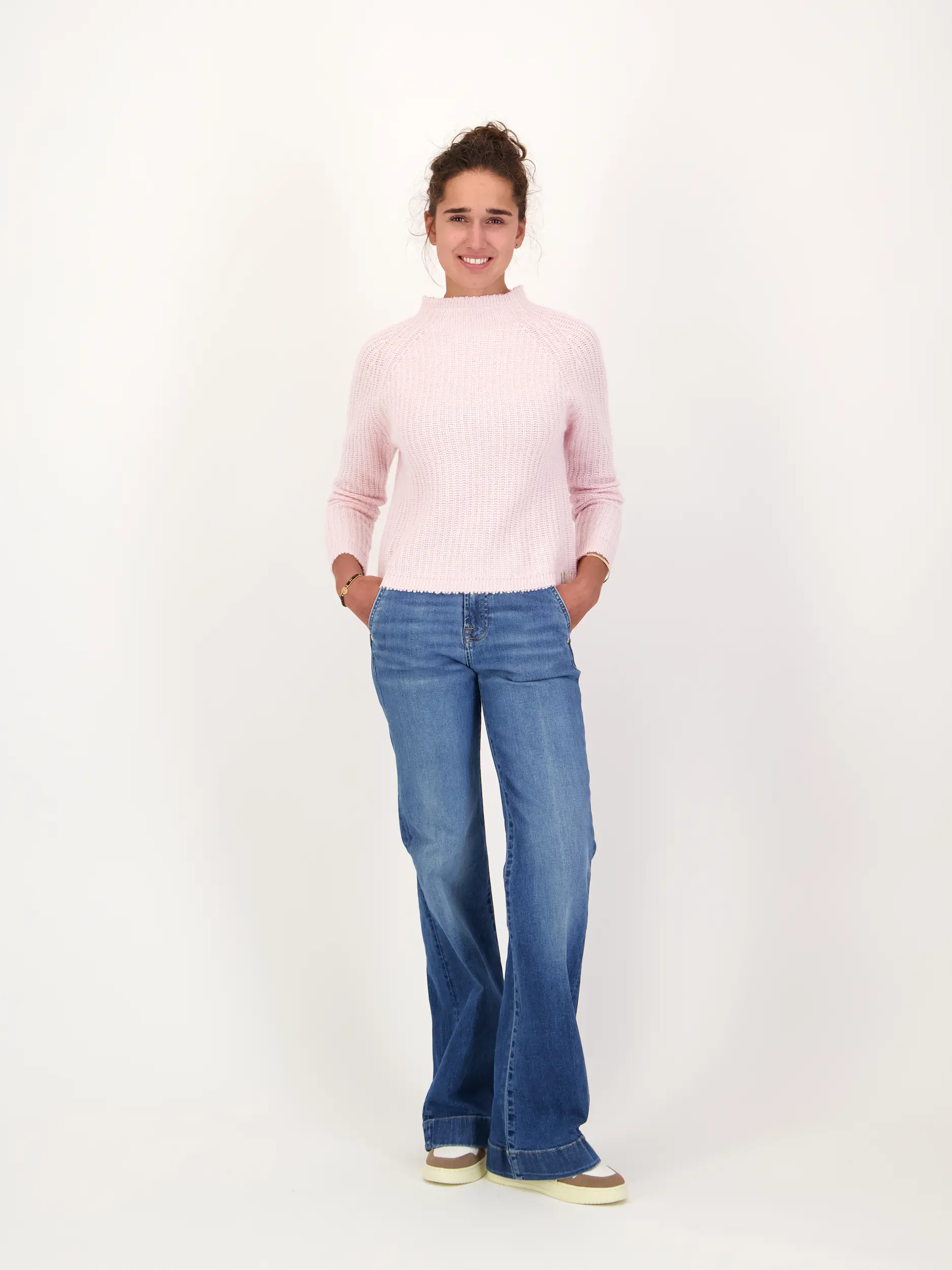 Pullover aus Kaschmir langarm - Artikel Teil eines Outfits getragen von einem Modell - Farbe: Rosa&Pink
