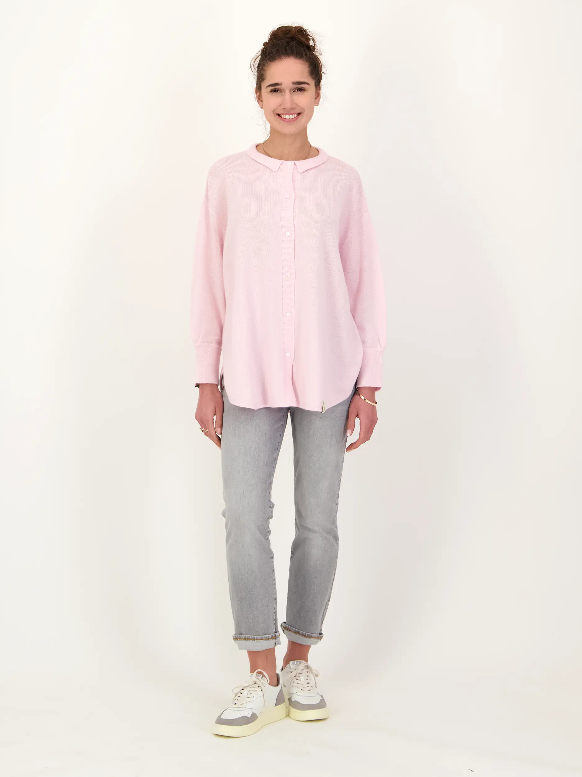 Strickjacke aus Kaschmir-Mix - Artikel Teil eines Outfits getragen von einem Modell - Farbe: Rosa&Pink