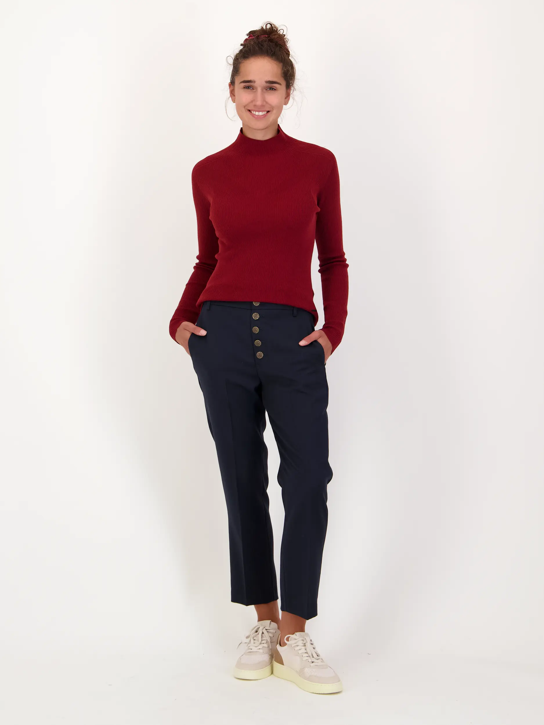 Langarmshirt 'Fract' - Artikel Teil eines Outfits getragen von einem Modell - Farbe: Rot