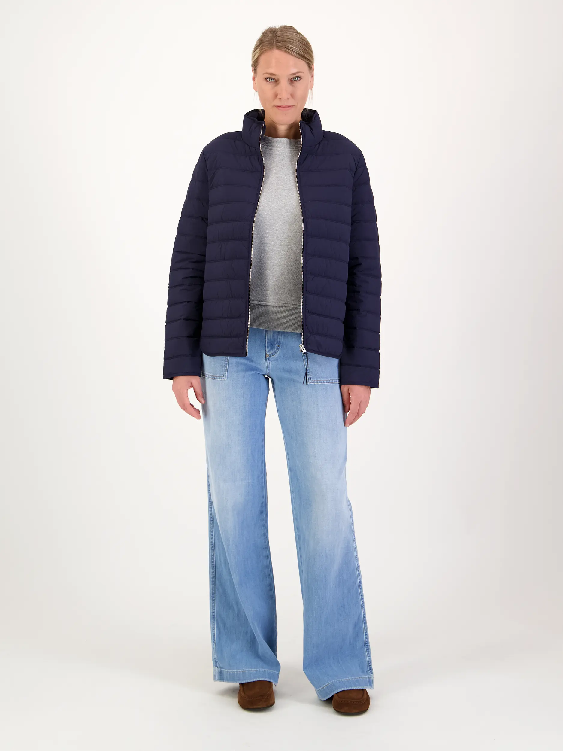 Steppjacke - Artikel Teil eines Outfits getragen von einem Modell - Farbe: Blau